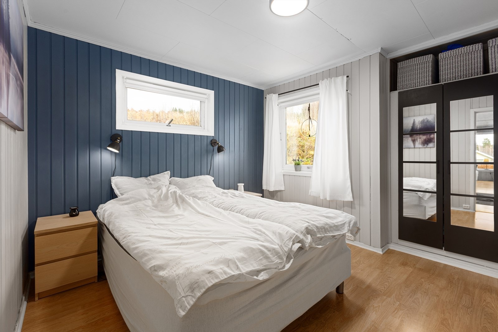 I 1. etasje finner vi boligens hovedsoverom. Rommet er romslig med plass til dobbeltseng, samt tilhørende nattbord Galleribilde