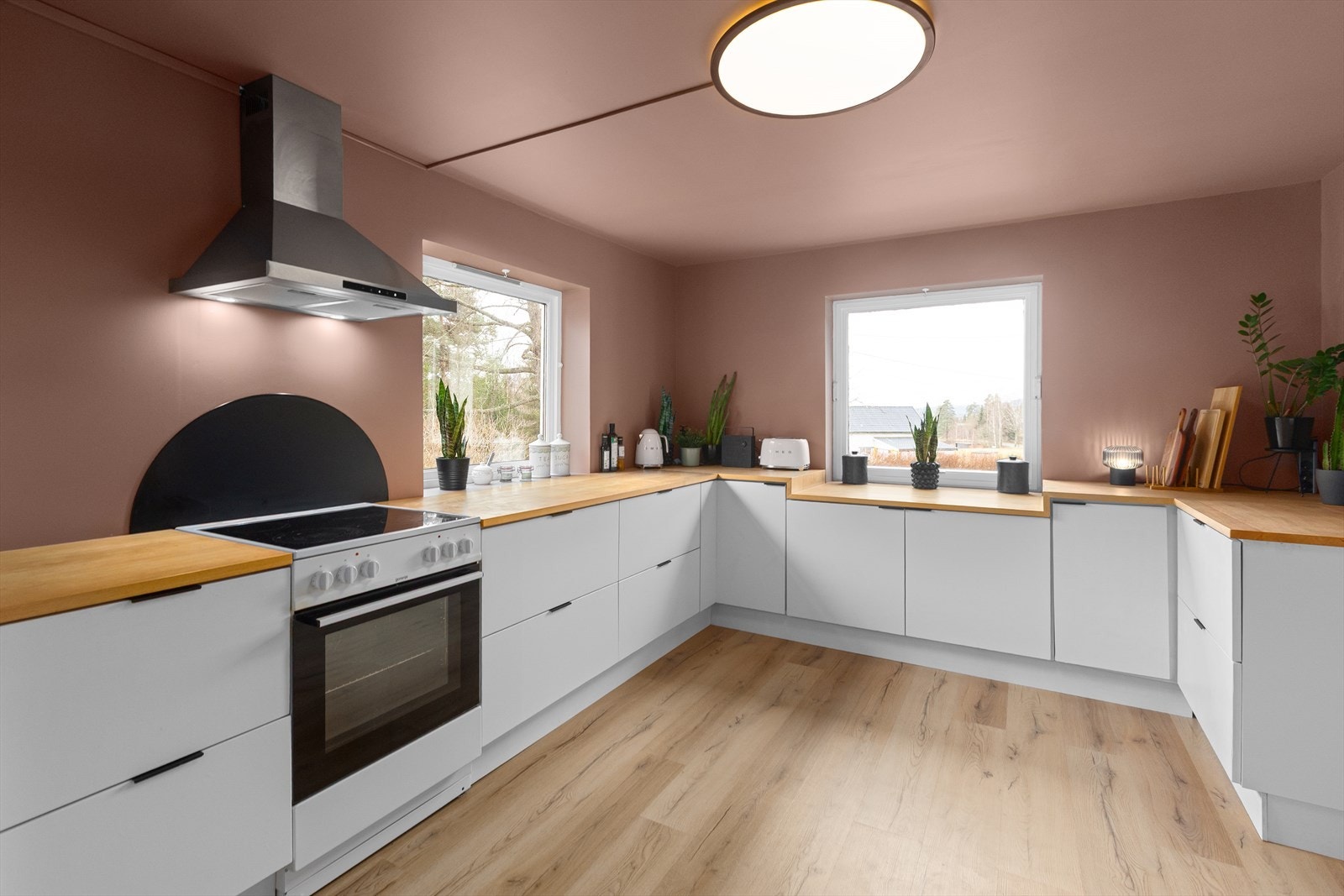 Lekkert kjøkken med heltre benkeplate fra 2024 Galleribilde