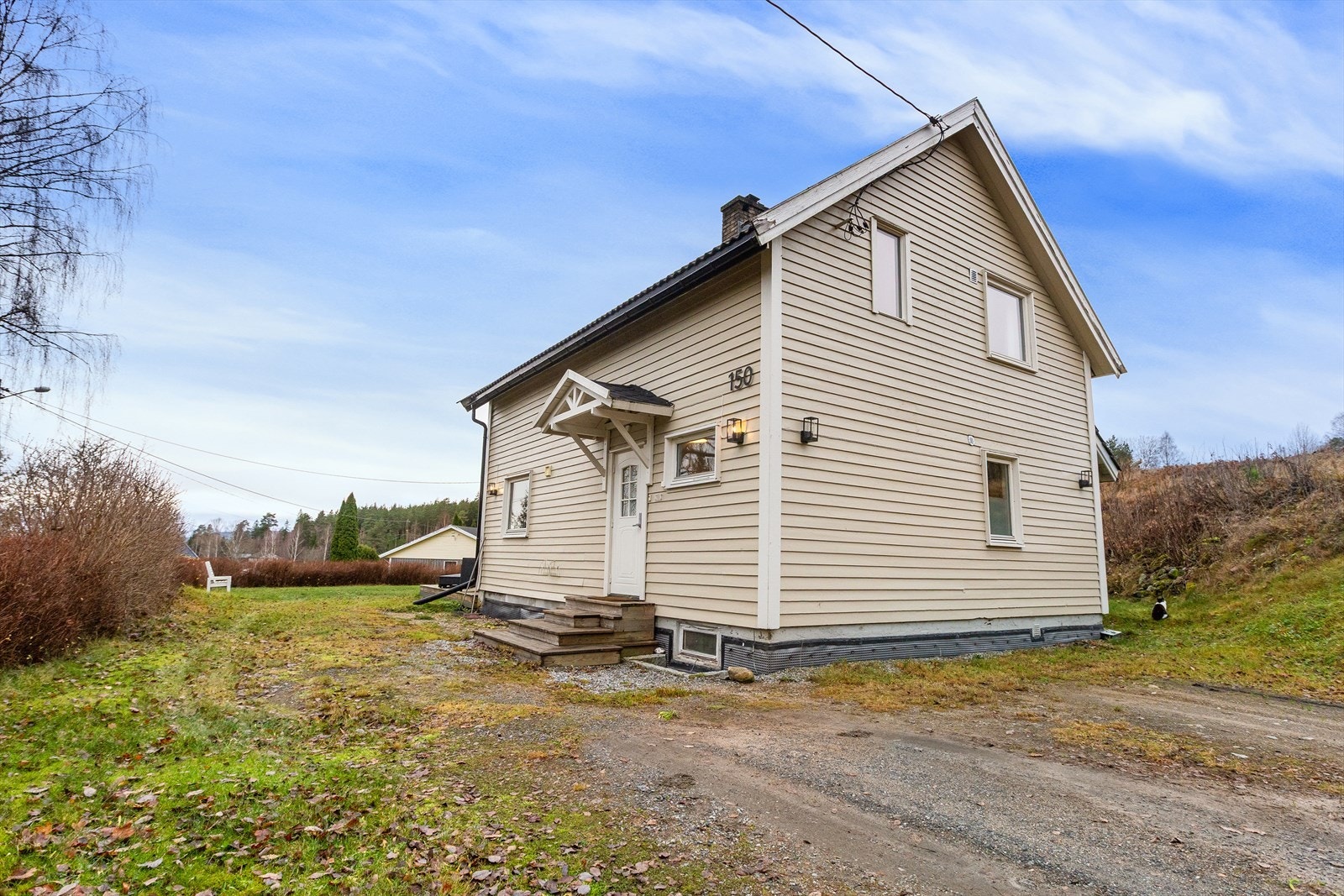 Det er fler biloppstillingsplasser på tomten Galleribilde