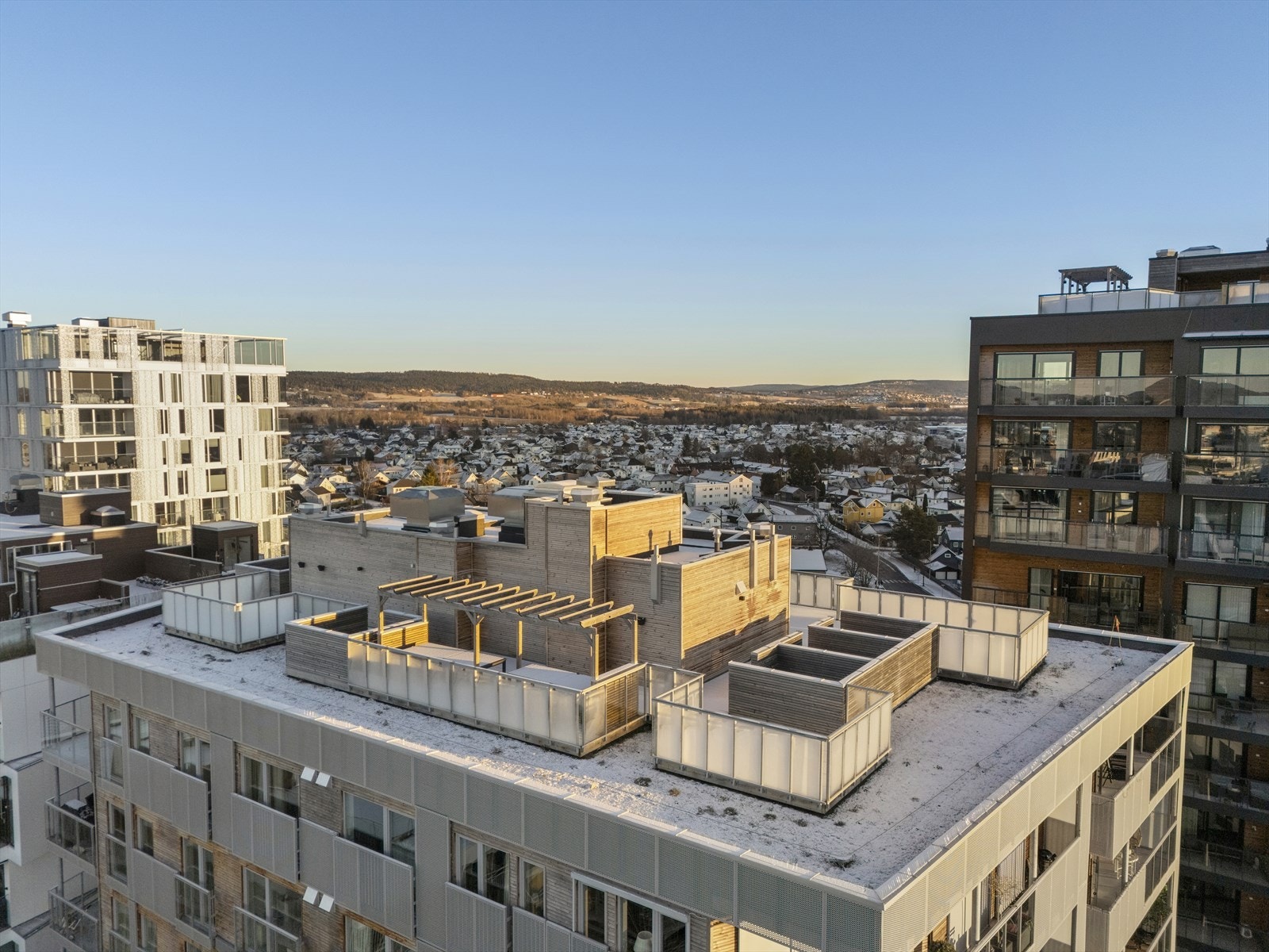 Det er god plass, og terrassen er delt inn i forskjellige soner for skjerming. Galleribilde