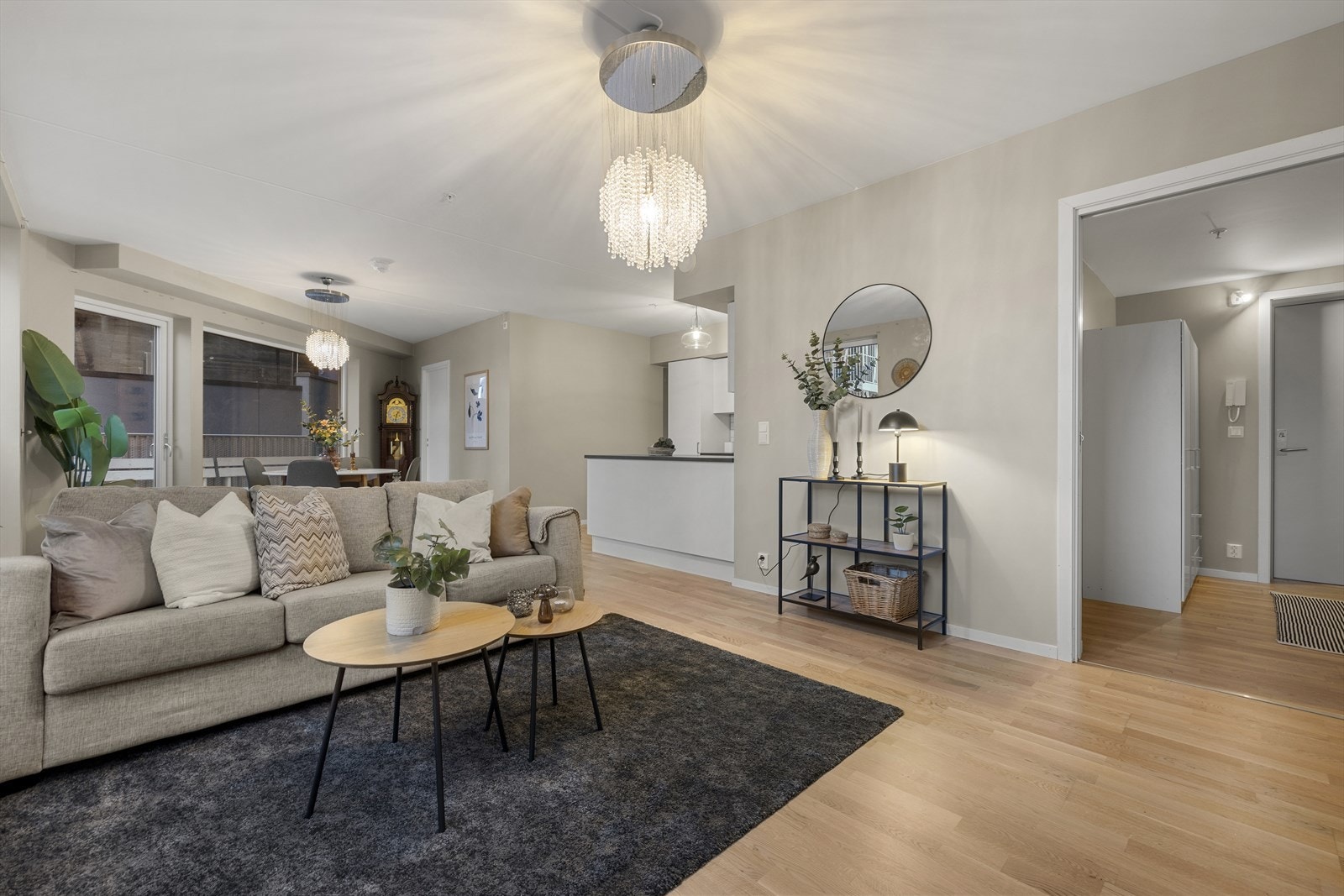 Stuen er av fin størrelse, med store vindusflater som slipper inn rikelig med naturlig lys. Galleribilde