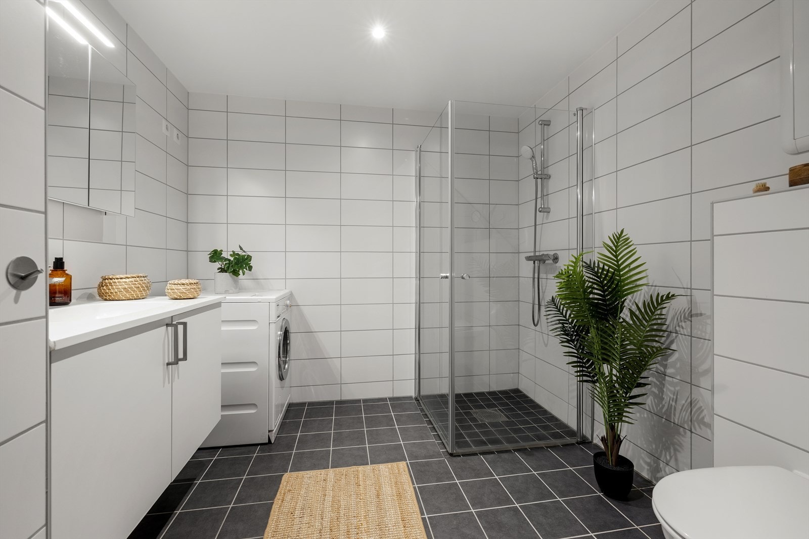 Badet har flislagte gulv og vegger, samt malt slett himling. Galleribilde