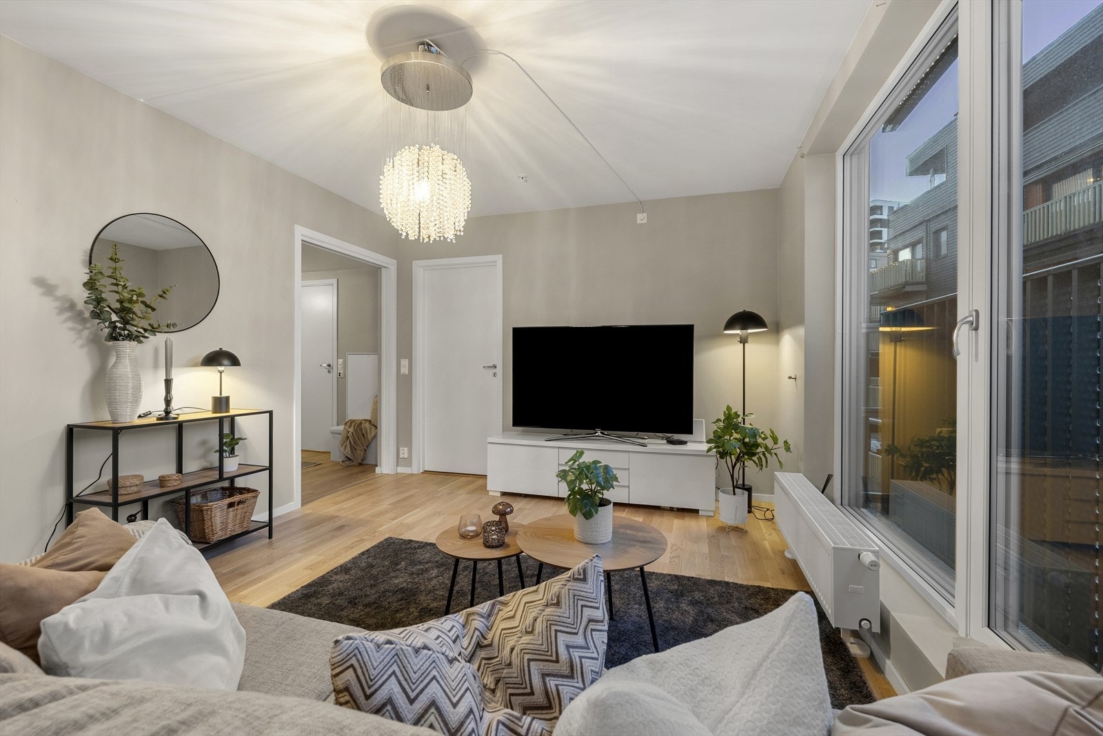 Fra stue, kjøkken og begge soverom er det utgang til boligens balkong. Galleribilde