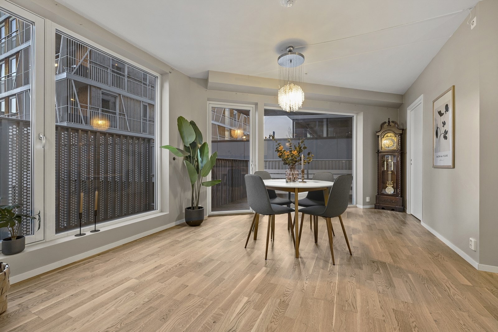 Spisebordet har naturlig plassering i denne enden av allrommet. Galleribilde