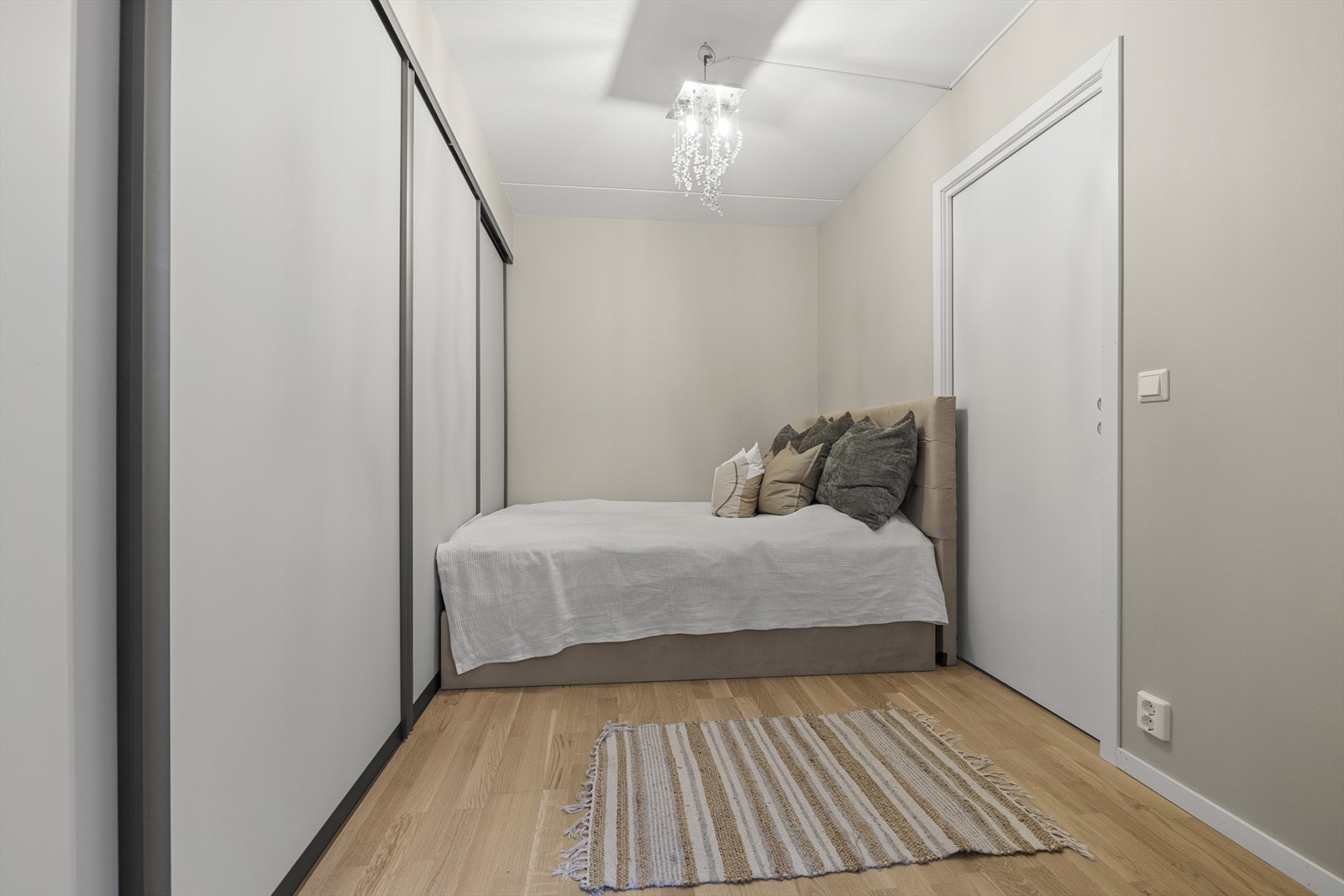 På hovedsoverommet er det installert skyvedørsgarderobe langs hele ene veggen. Galleribilde