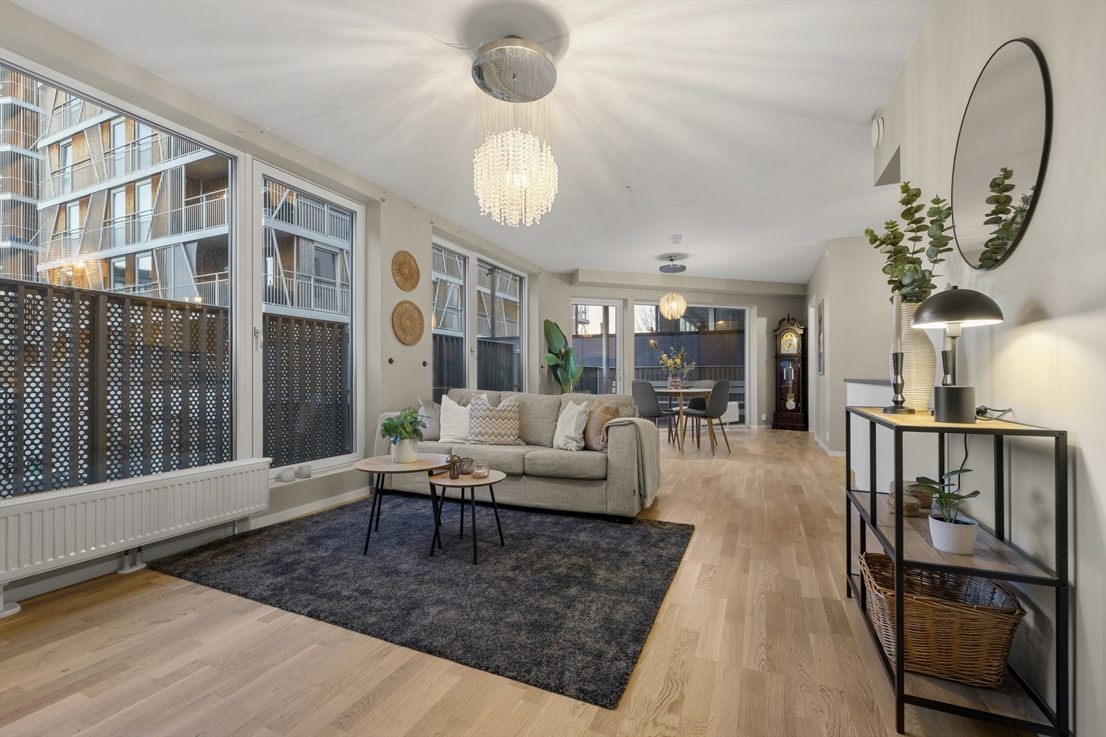 Rommet har plass til sofaseksjon og tv-møbel. Galleribilde