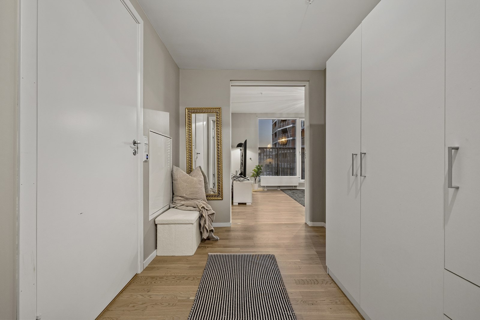 Boligen har en lys og innbydende entré med plass til å henge fra seg yttertøy og skoskap. Galleribilde