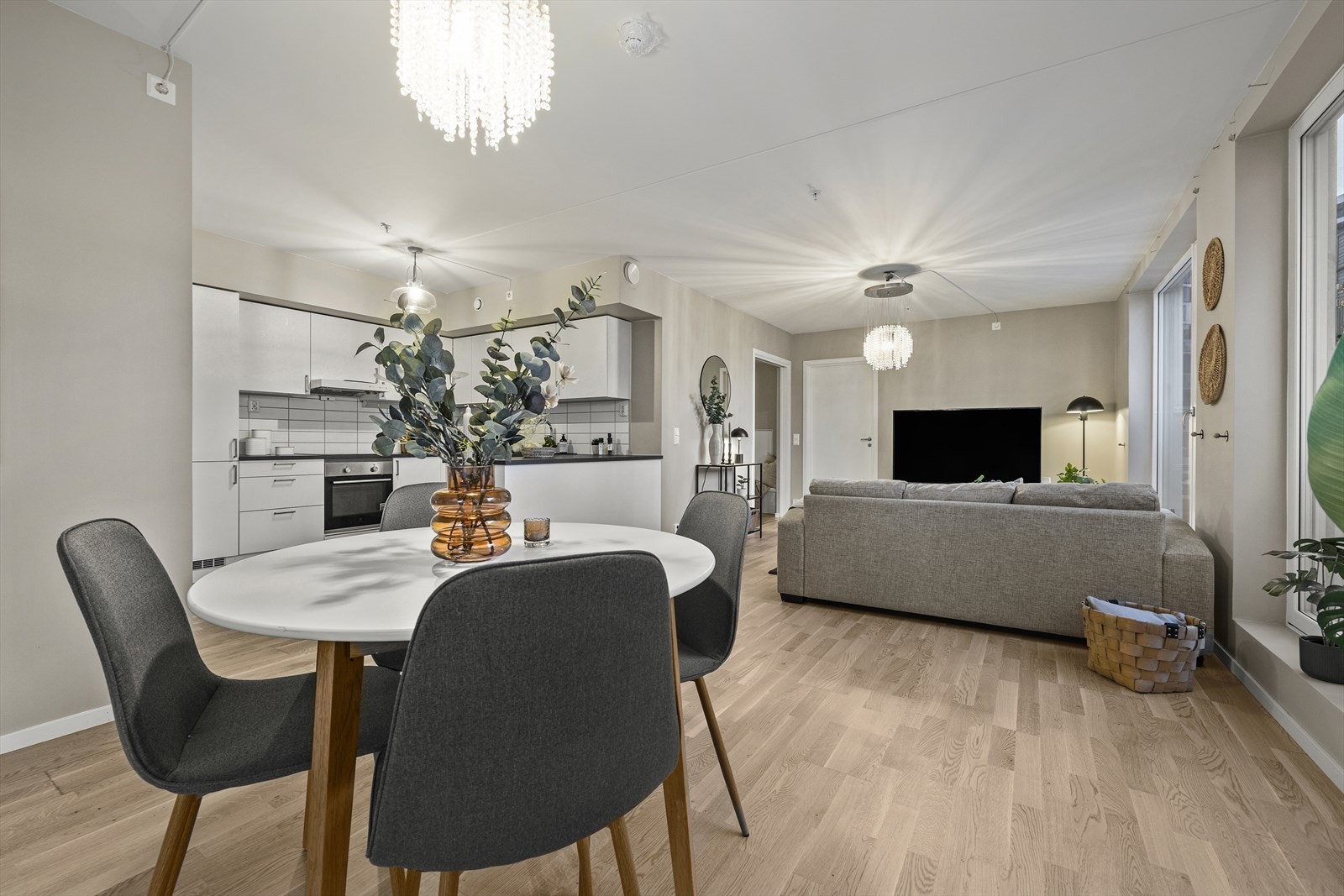 Allrommet er luftig og sosialt, med god planløsning. Galleribilde