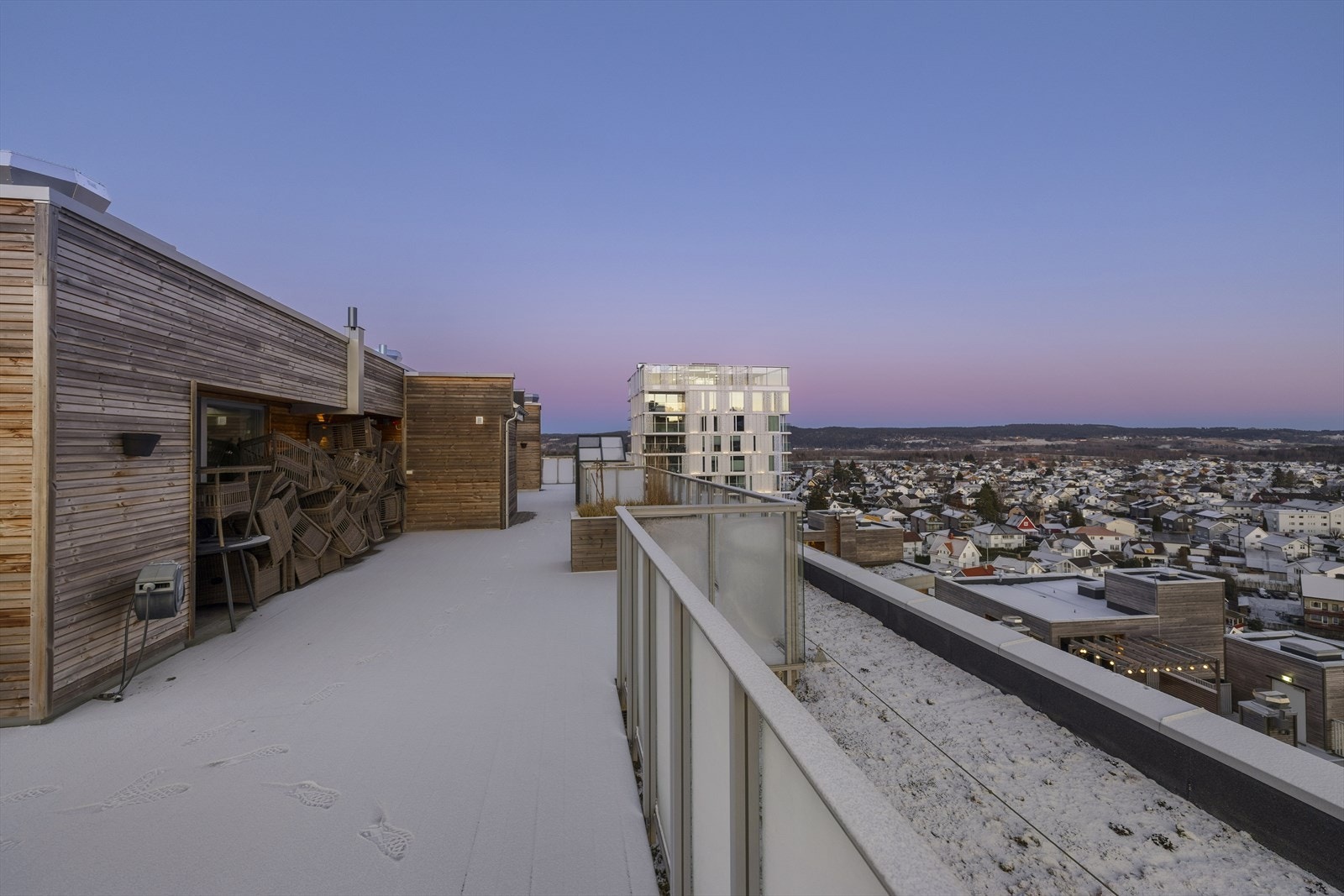 Taktterrasse med strålende solforhold. Galleribilde