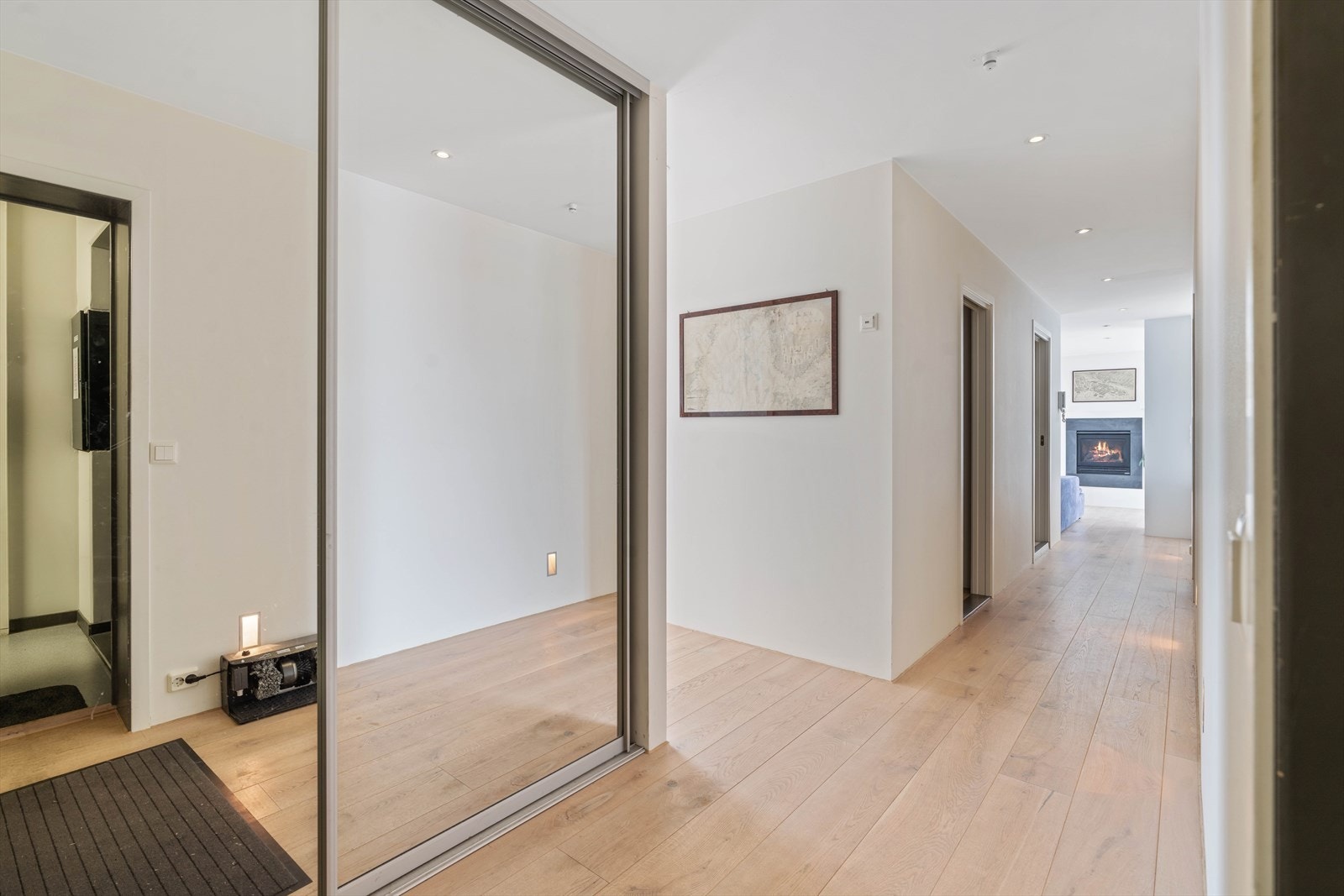 Entré med skyvedørsgarderobe Galleribilde