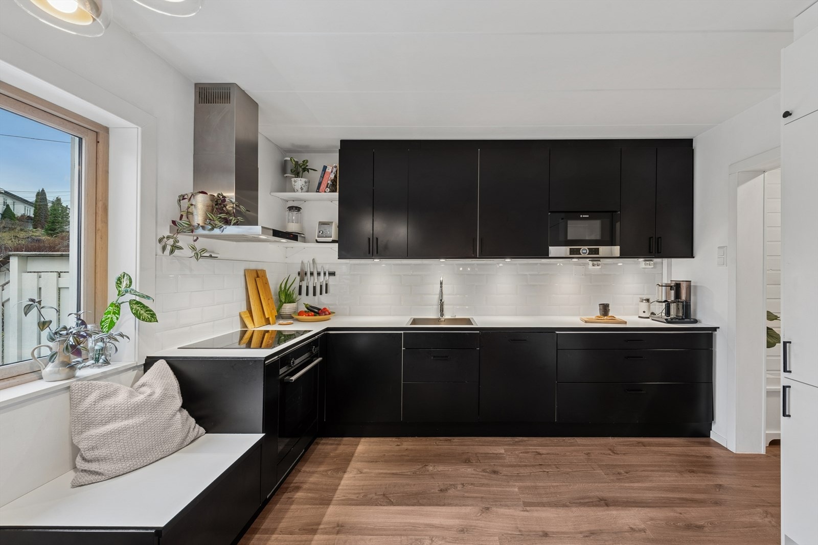 Kjøkkenet er utstyrt med integrert kjøl/frys, oppvaskmaskin, stekeovn, induksjonstopp og en ventilator med avtrekk ut. Galleribilde