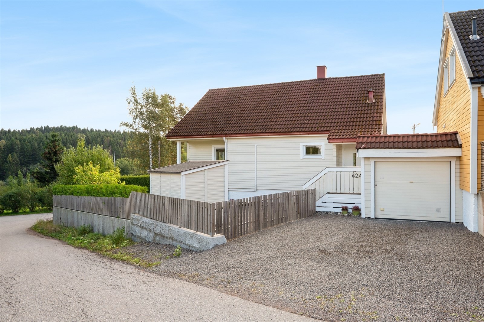 Dette er en sjarmerende eneboligen i Birkelundveien, et rolig og barnevennlig nabolag med kort vei til barnehager, skoler og offentlig transport. Galleribilde