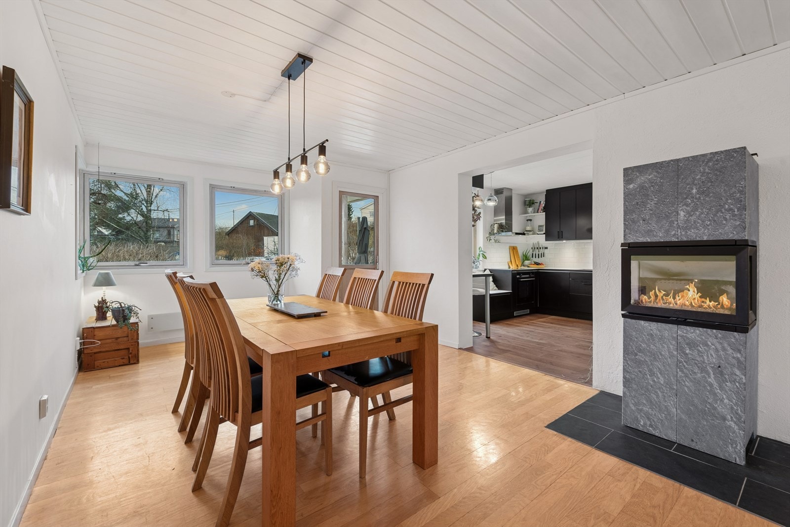 Her kan hyggelige middager nytes ved peisen og det er enkel adkomst til kjøkkenet. Galleribilde