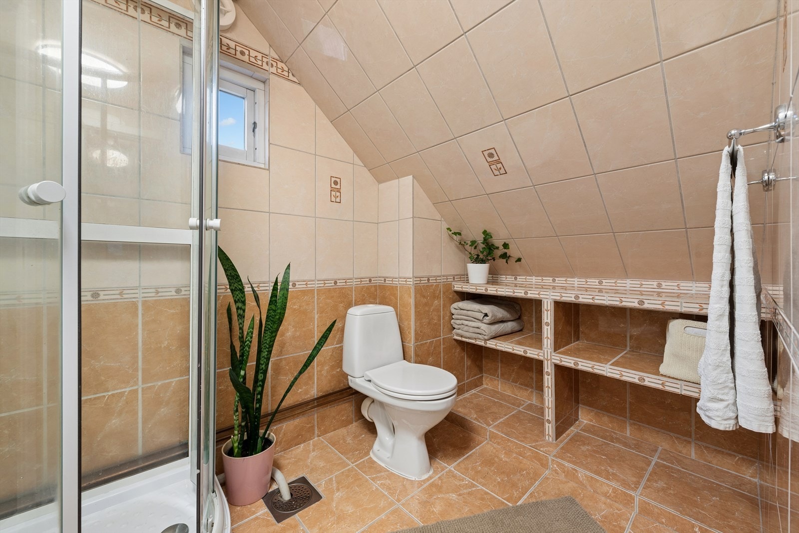 Flilsagt baderom i loftetasjen fra 2000 med varmekabler i gulv og malt himling. Galleribilde