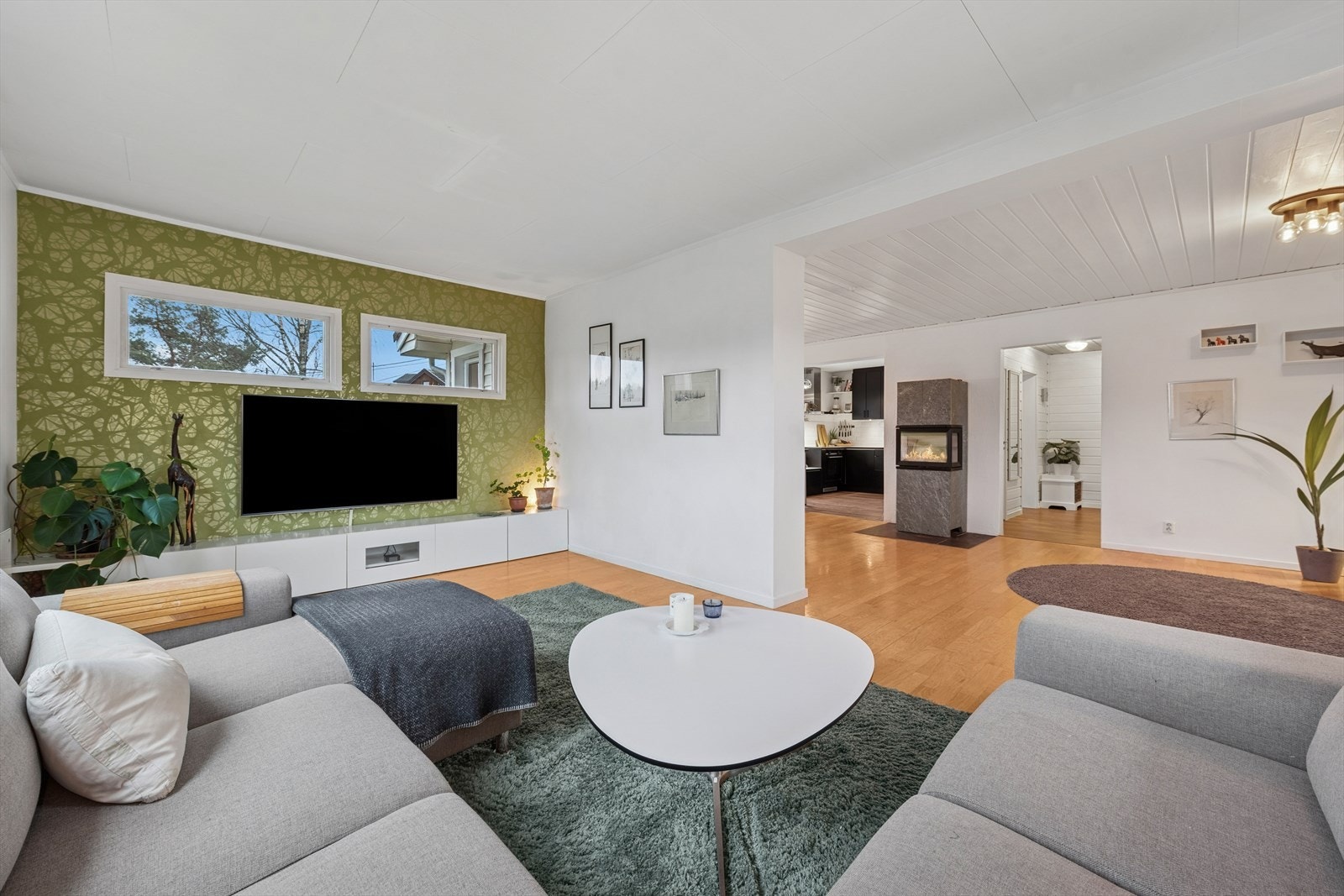 Stuen har god plass til en hyggelig sofagruppe og ønsket medie-/oppbevaringsmøblement. I Galleribilde