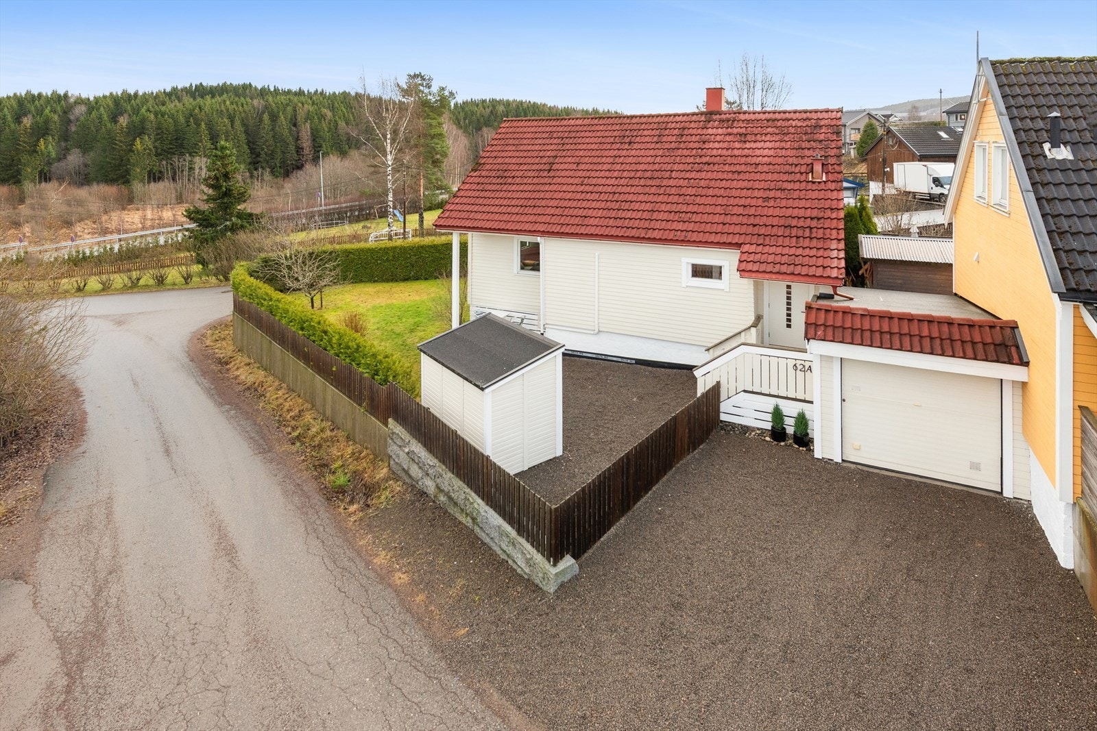 Boligen har en garasje på ca. 17 kvm. I tillegg er det to parkeringsplasser på egen tomt. Galleribilde