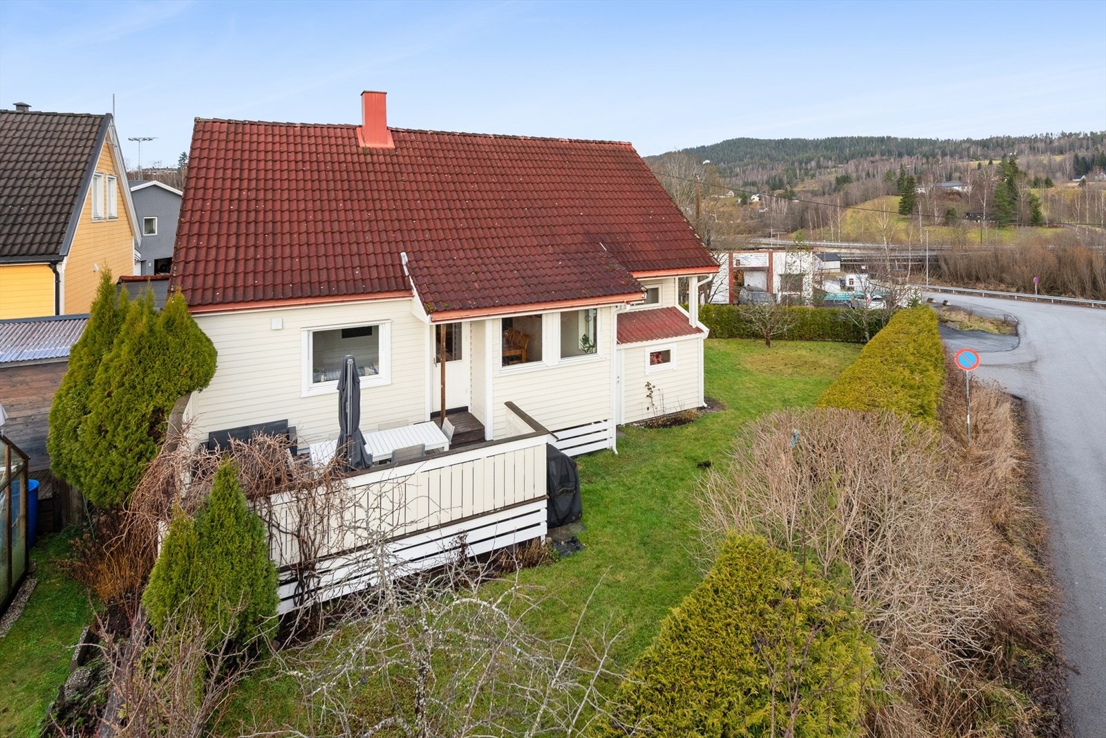 Dette er en sjarmerende eneboligen i Birkelundveien, et rolig og barnevennlig nabolag med kort vei til barnehager, skoler og offentlig transport. Galleribilde
