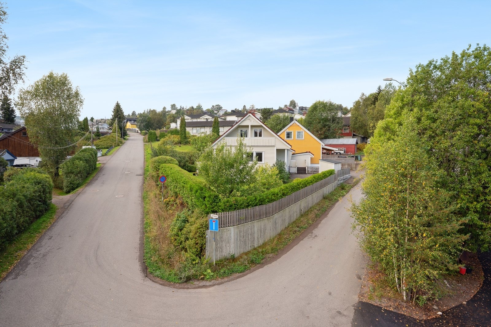 Boligen er opprinnelig oppført i 1963, senere tilbygget i 1973 og 1995. Galleribilde
