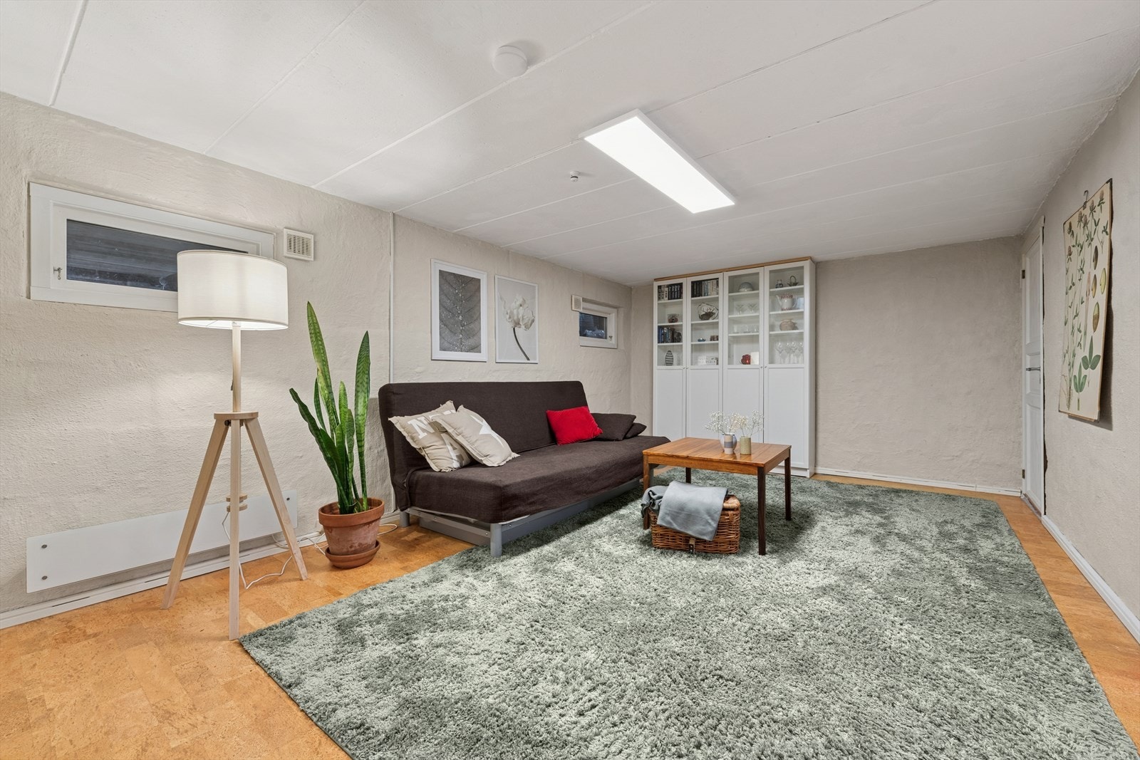 Rom innredet som kjellerstue, perfekt både som en stue, treningsrom eller gode lagringsmuligheter. Galleribilde