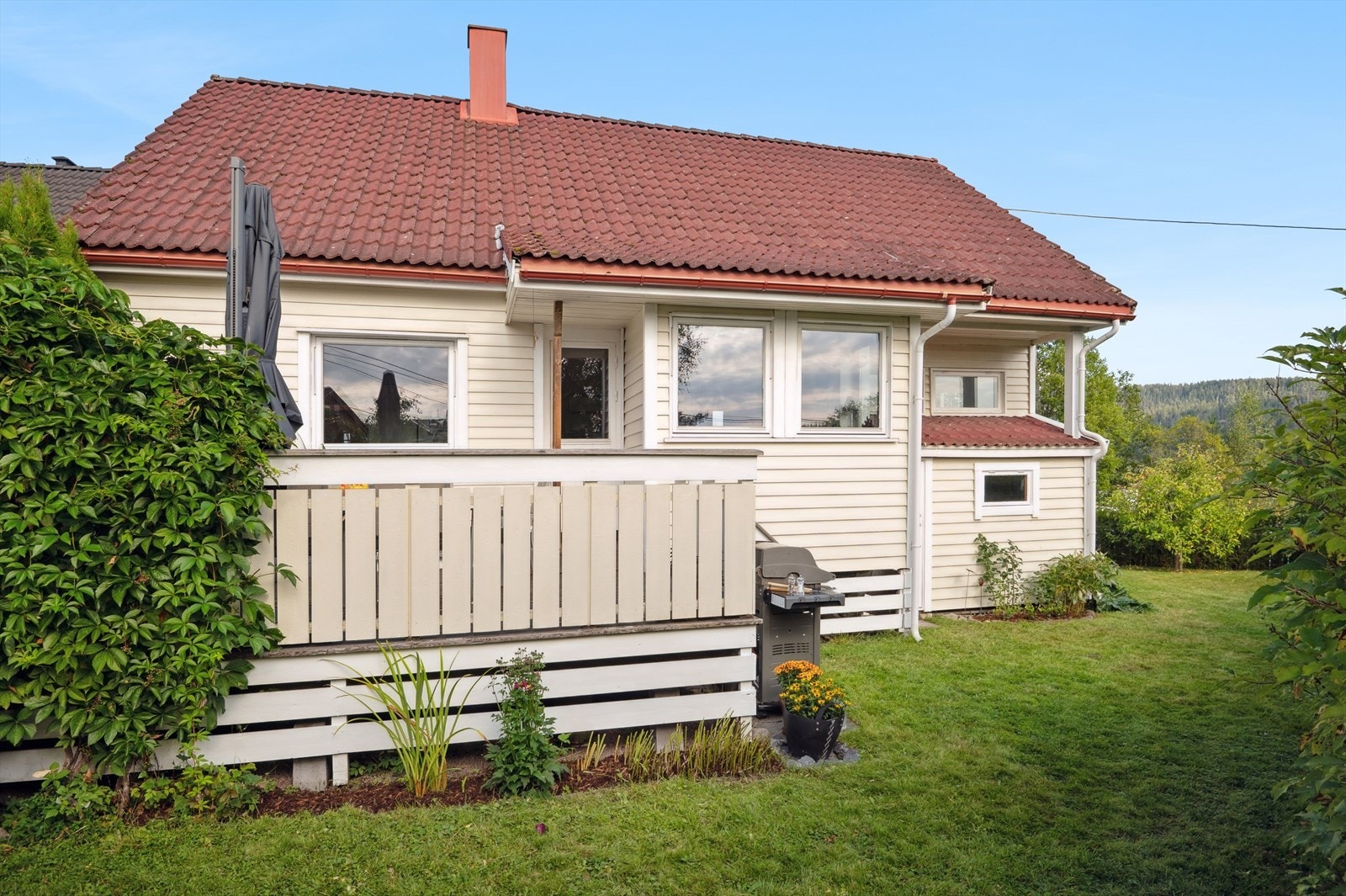 Koselige uteområder med terrasse og romslig hage. Galleribilde