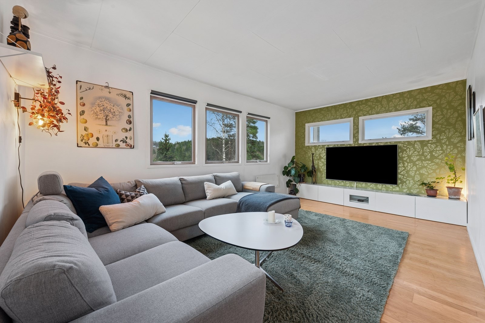 De store vindusflatene sammen med terrassedøren slipper inn godt med lys og skaper en luftig og fin atmosfære i rommet. Galleribilde