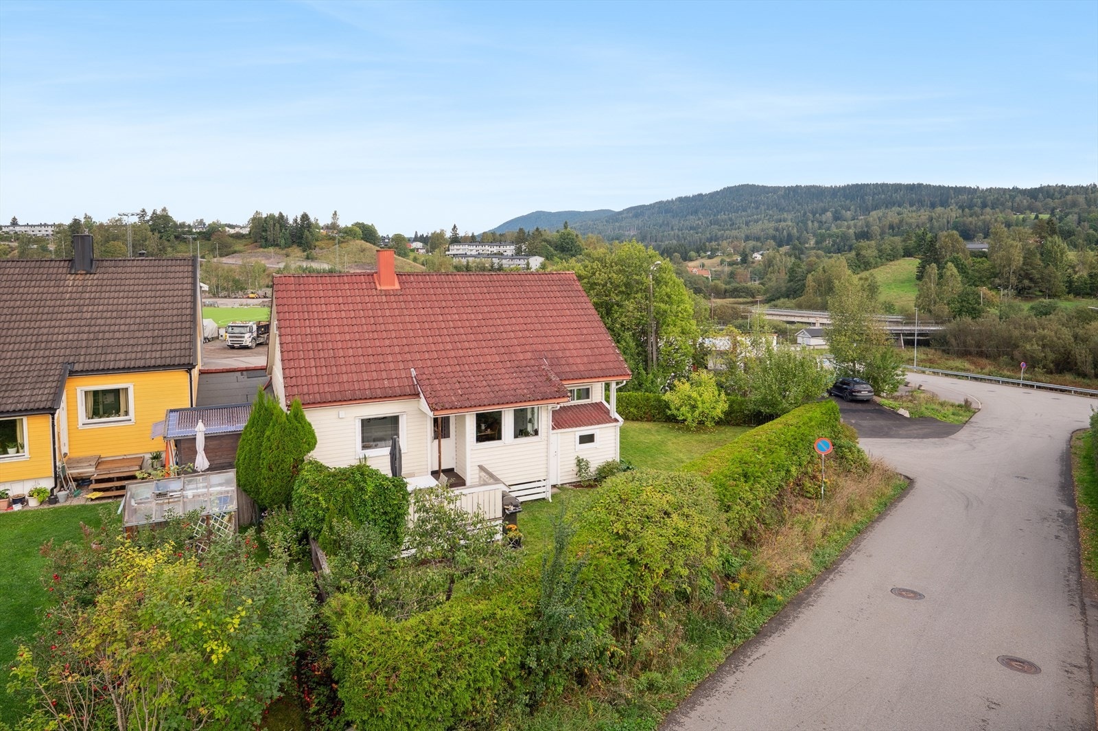 Området byr på flotte turmuligheter i Romeriksåsen og Nordmarka, samt et variert tilbud av idretts- og fritidsaktiviteter. Dagligvarebutikker og andre servicetilbud er lett tilgjengelig, og det er enkel adkomst til Oslo, perfekt for pendlere. Galleribilde