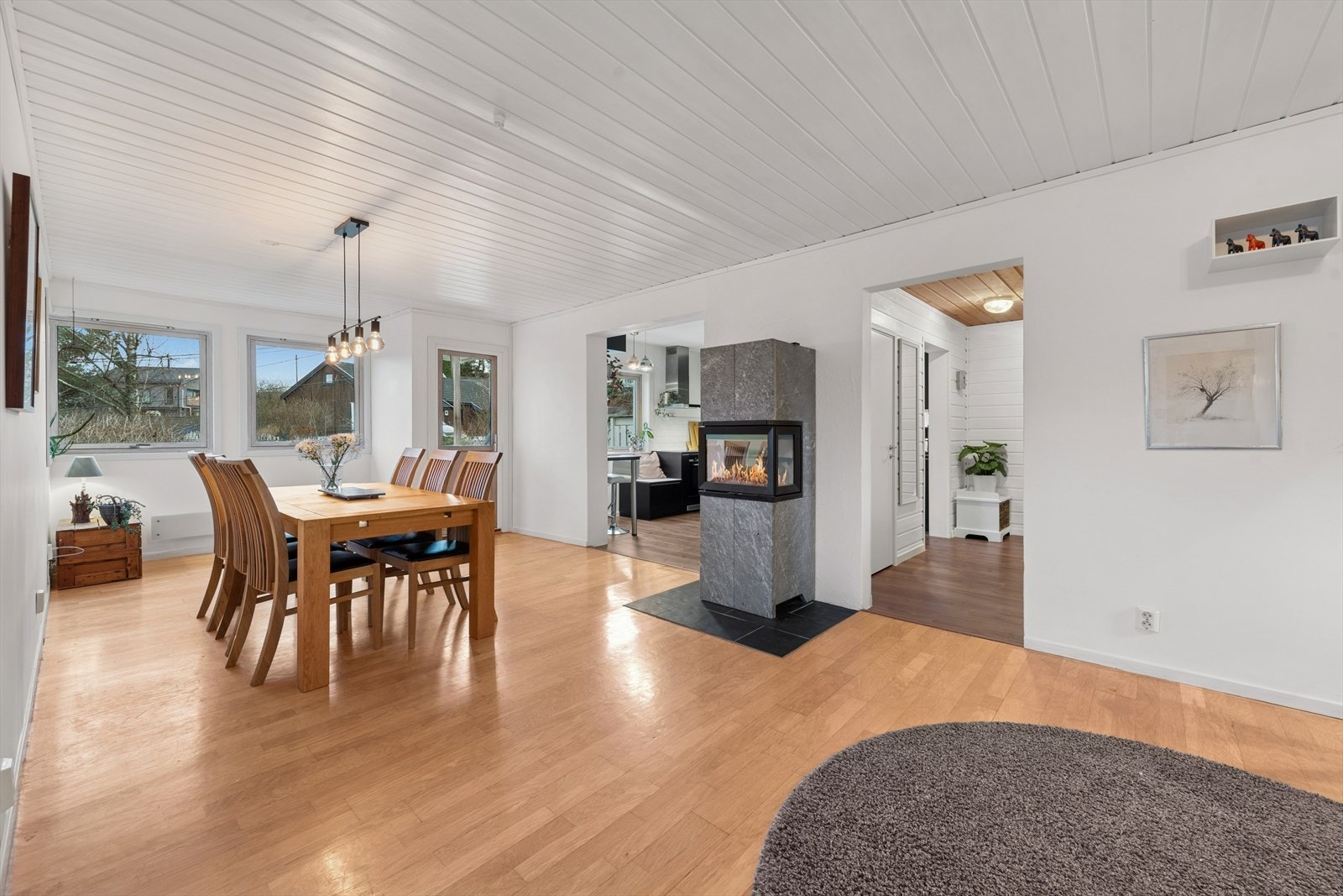 I spisestuen er det god plass til et stort spisebord hvor en bedre middag kan nytes sammen med det inviterte selskapet. Galleribilde