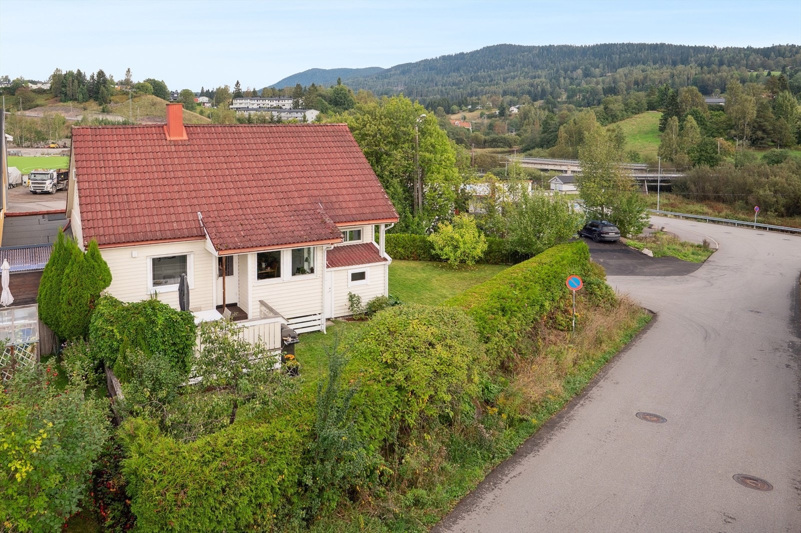 Området byr på flotte turmuligheter i Romeriksåsen og Nordmarka, samt et variert tilbud av idretts- og fritidsaktiviteter. Dagligvarebutikker og andre servicetilbud er lett tilgjengelig, og det er enkel adkomst til Oslo, perfekt for pendlere. Galleribilde