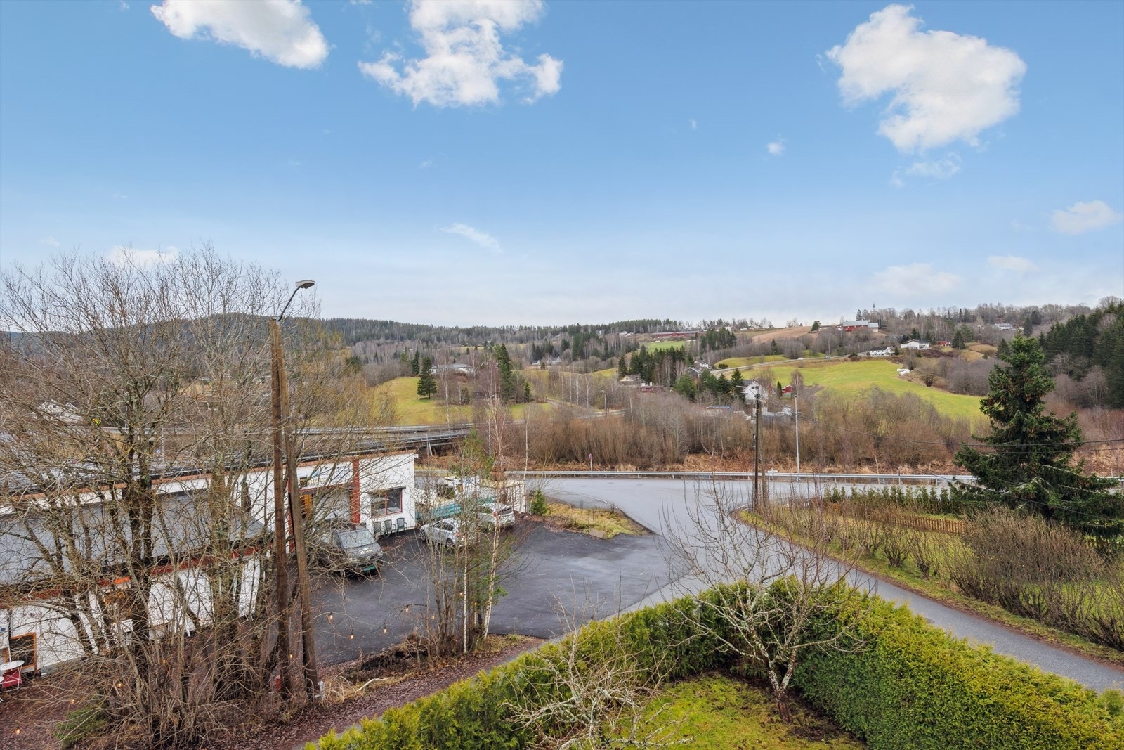 Boligen har utsikt mot Nittedal kirke og Romeriksåsene. Galleribilde
