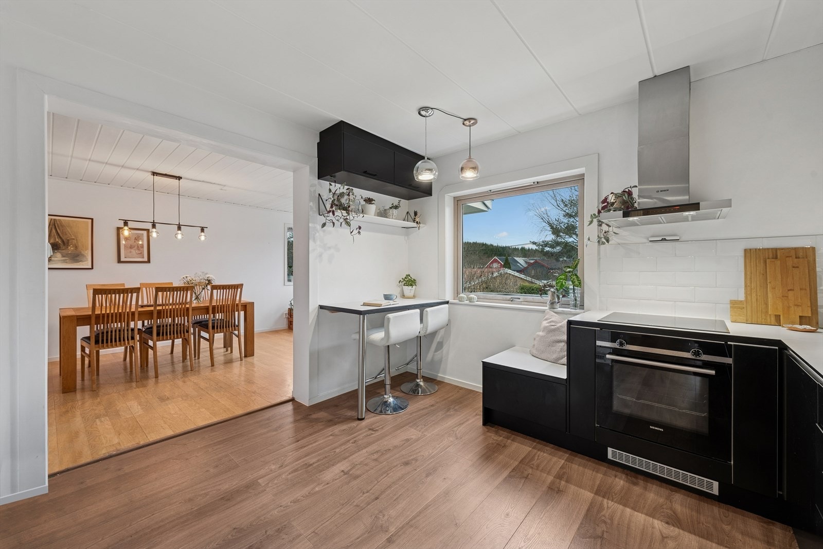 Kjøkkenet ligger praktisk plassert i et eget rom. Galleribilde