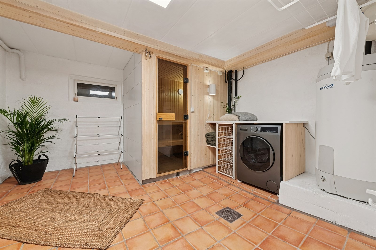 Praktisk vaskerom i kjeller fra byggeår med oppgraderinger fra nyere tid. Rommet har flislagt gulv, malte murvegger og panel i taket. Det er opplegg for vaskemaskin, og rommet har naturlig ventilering. Galleribilde