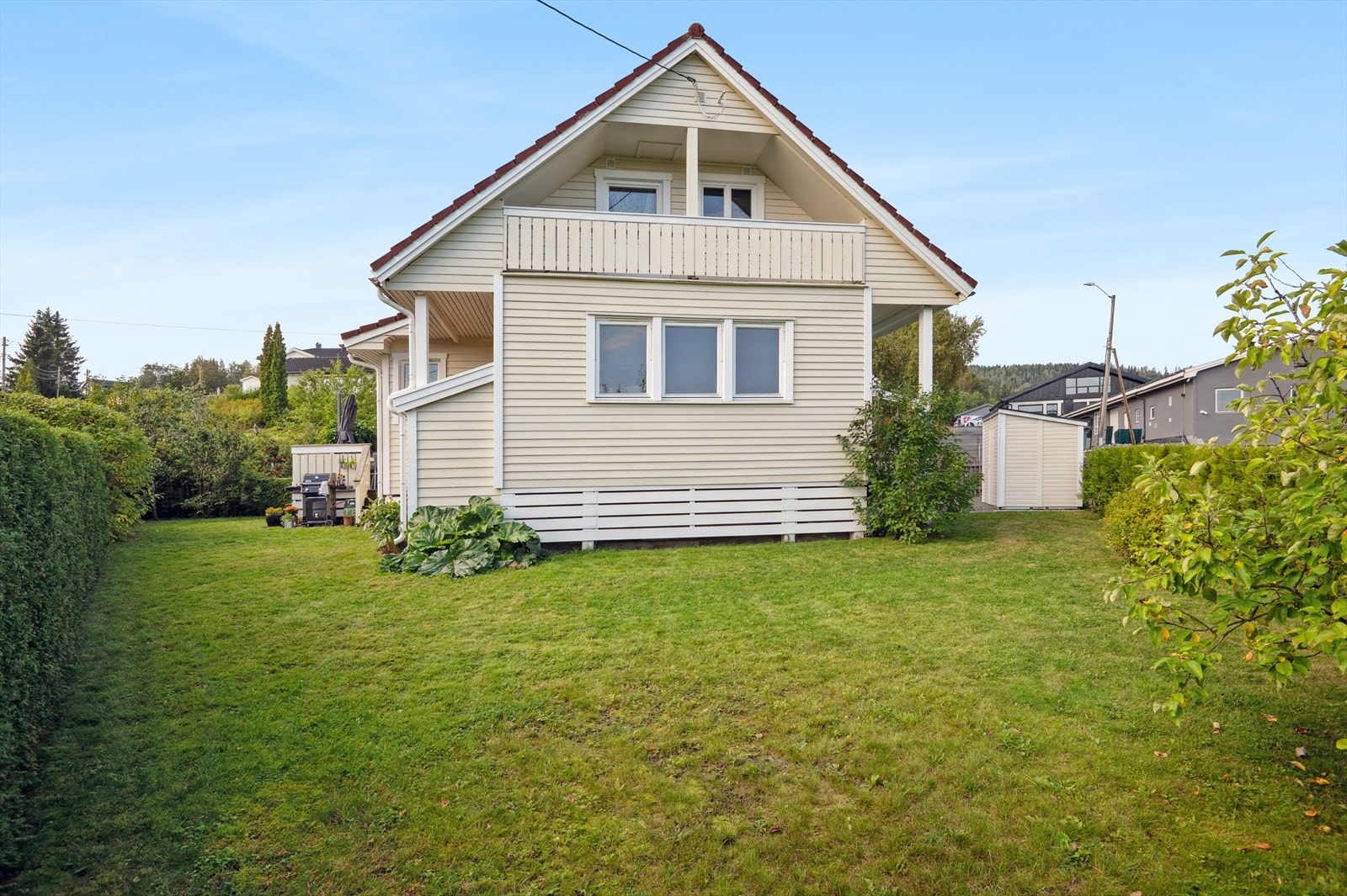 Eiendommen har en relativt flat tomt. Tomten er opparbeidet med plen, forstøtningsmurer og gruslagt gårdsplass. Galleribilde