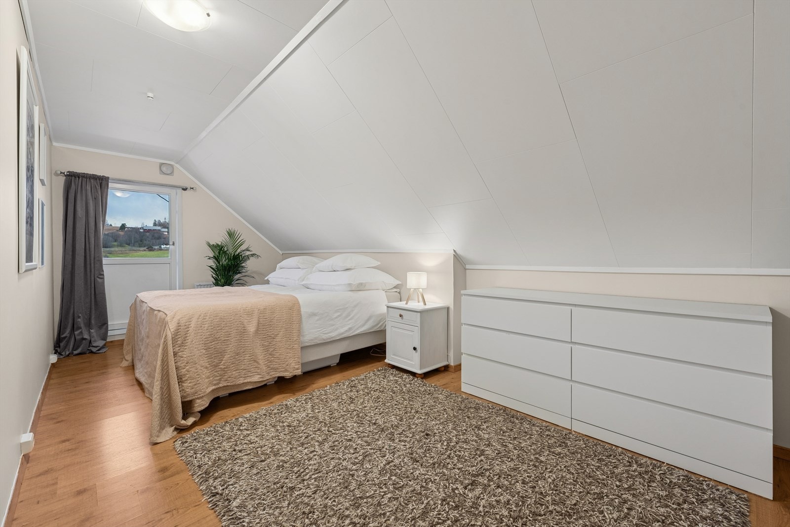 Hovedsoverommet er av god størrelse med plass til en dobbeltseng, tilhørende nattbord og annet ønskelig møblement. Galleribilde
