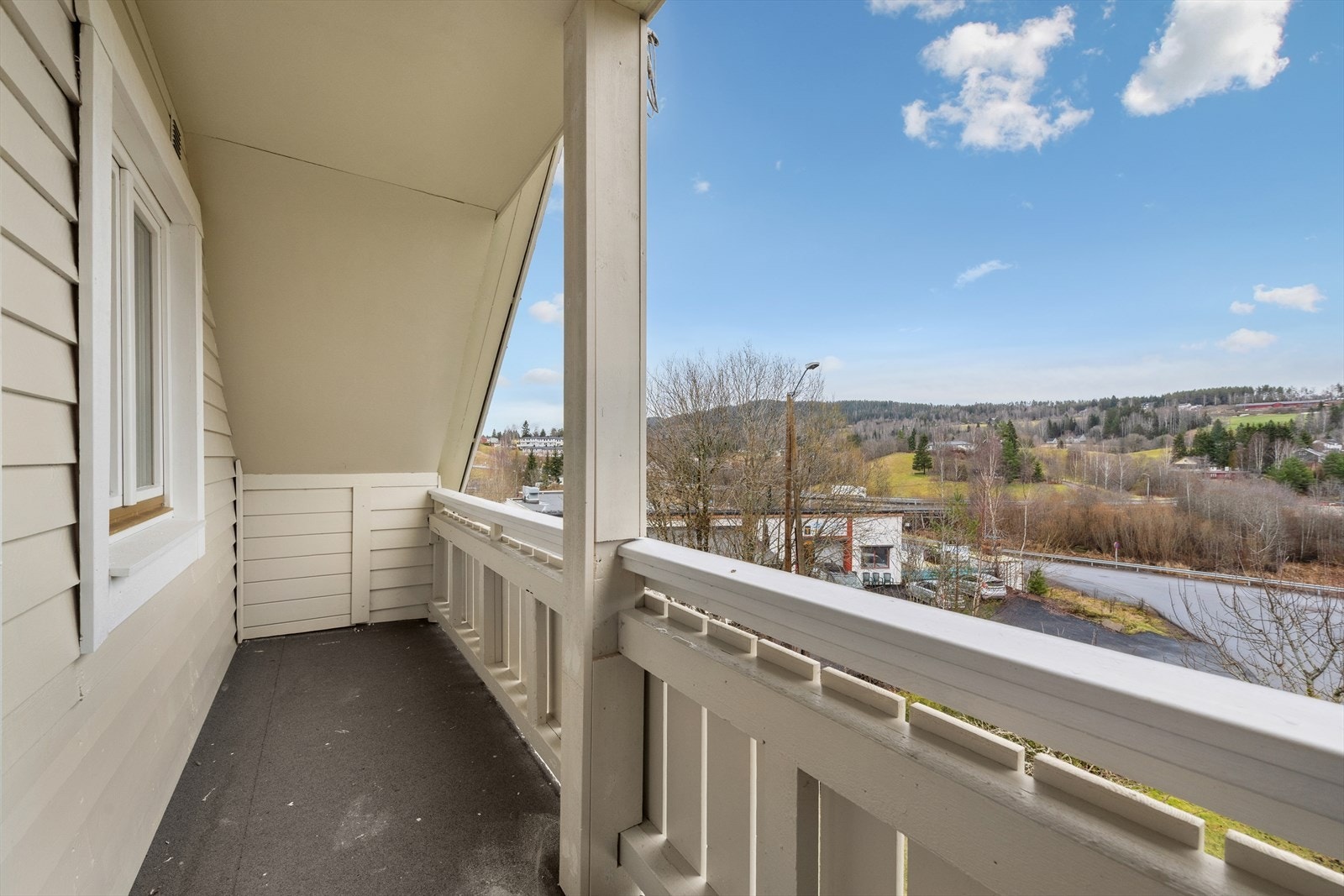 Fra soverommet er det utgang til en balkong på ca. 6 m². Galleribilde