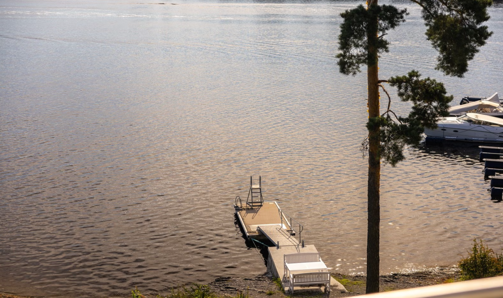 Felles badebrygge med stypetårn. Galleribilde