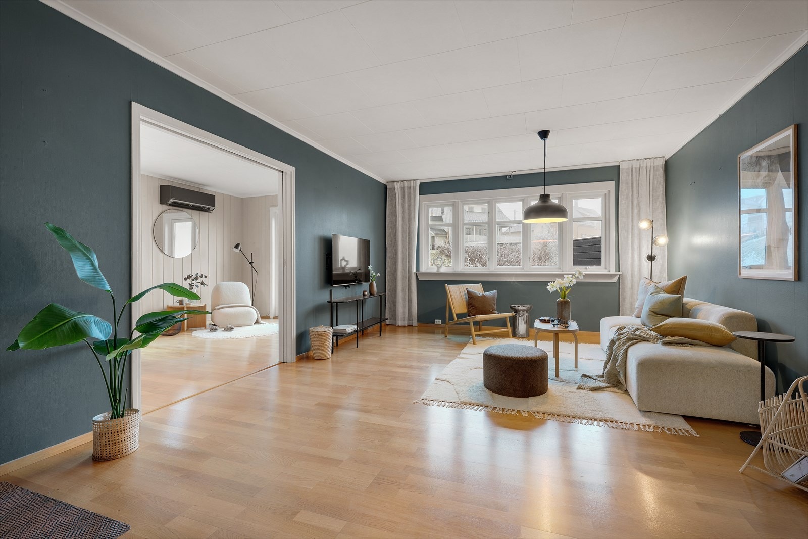 Den andre delen av stuen er perfekt for hyggelige kvelder med gjester og familien Galleribilde