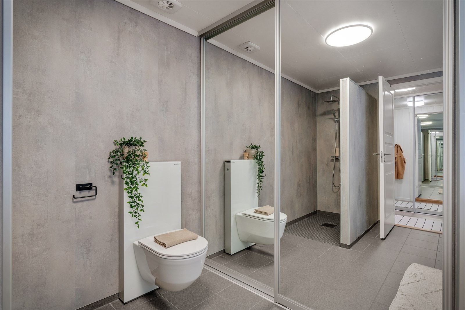 Vaskemaskinen er gjemt bak flotte speilflater Galleribilde