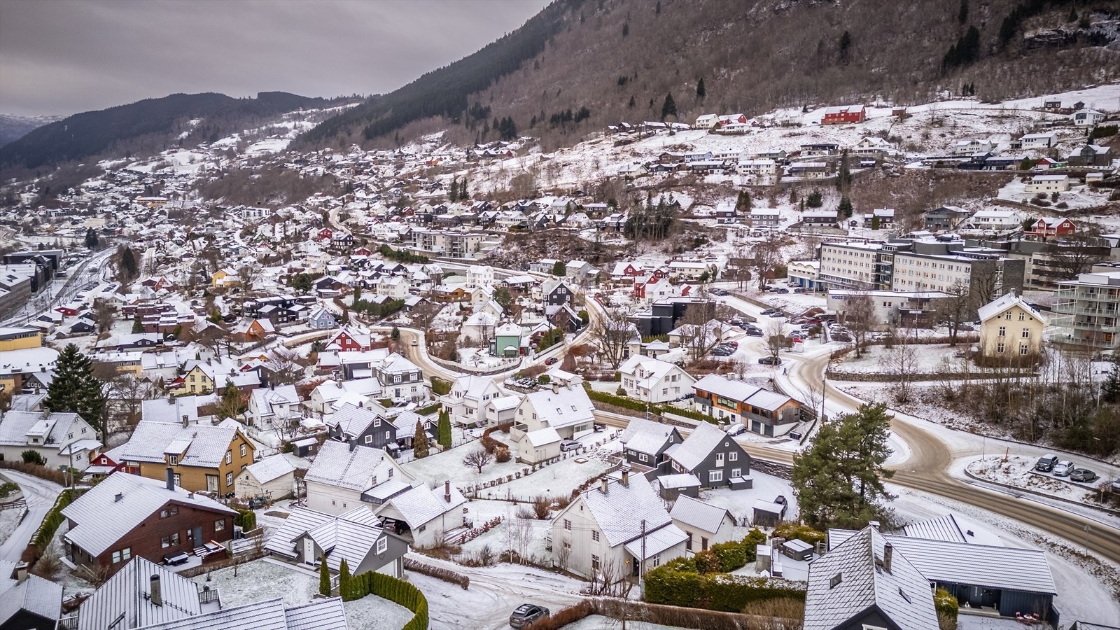 Bygden har et sjarmerende sentrum med gode butikker, restauranter og servicetilbud. Voss er også kjent for sine festivaler og arrangementer som Voss Cup, Ekstremsportveko, Vossa Jazz, Smalahovesleppet og Osafestivalen Galleribilde