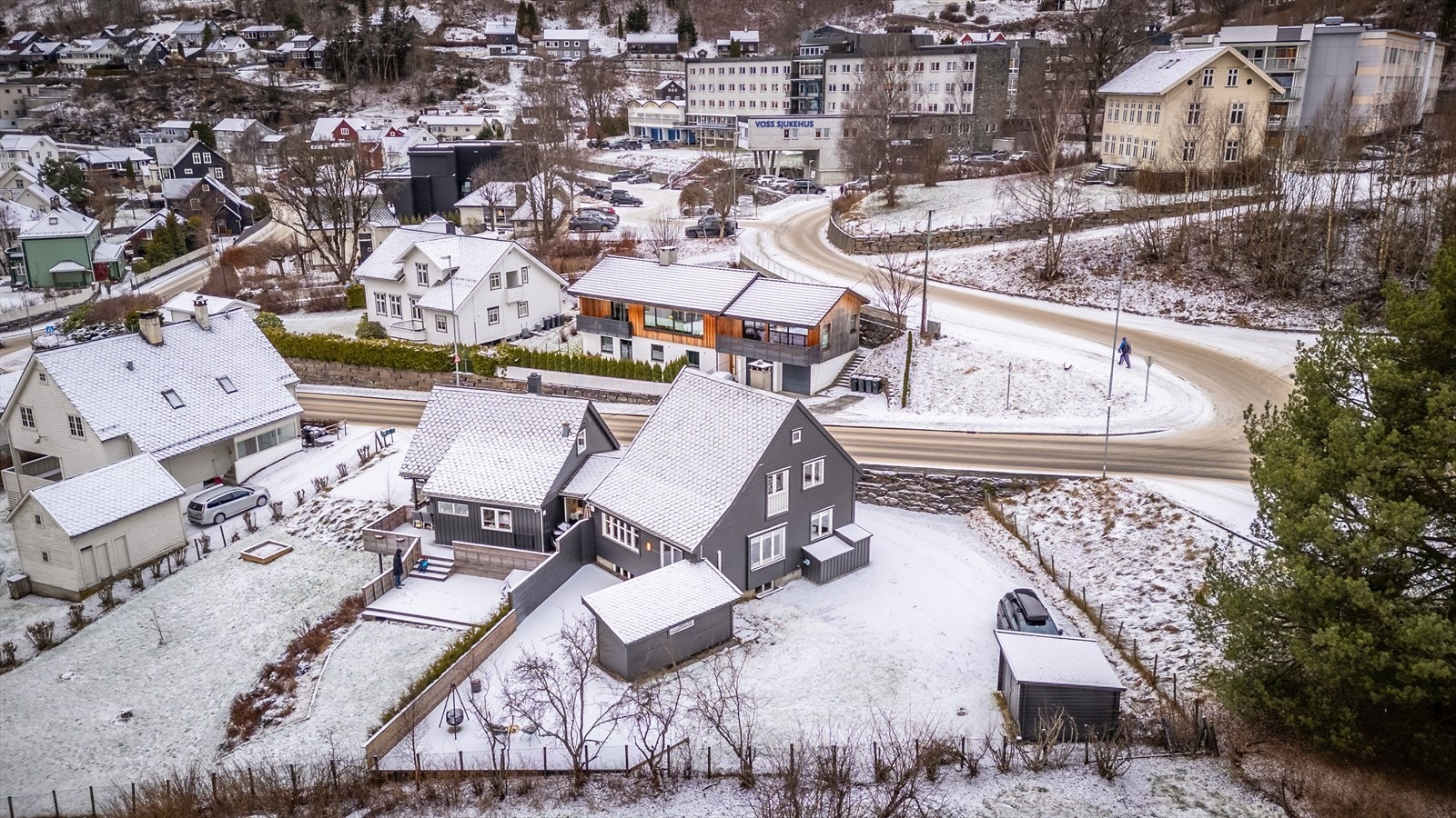 Her bor du i et rolig og barnevennlig område med kort avstand til det meste - Voss sjukehus, Vangen sentrum, skoler, barnehager, idrettsanlegg og det nye kollektivknutepunktet med buss, jernbane og Voss Gondol Galleribilde