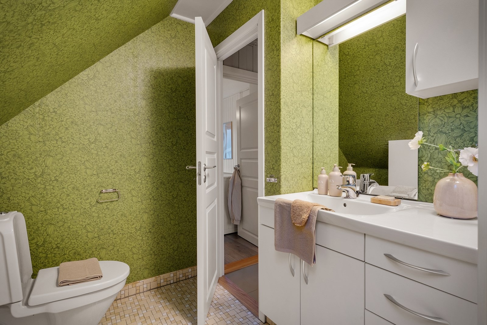 Eldre baderom med moderniseringsbehov Galleribilde