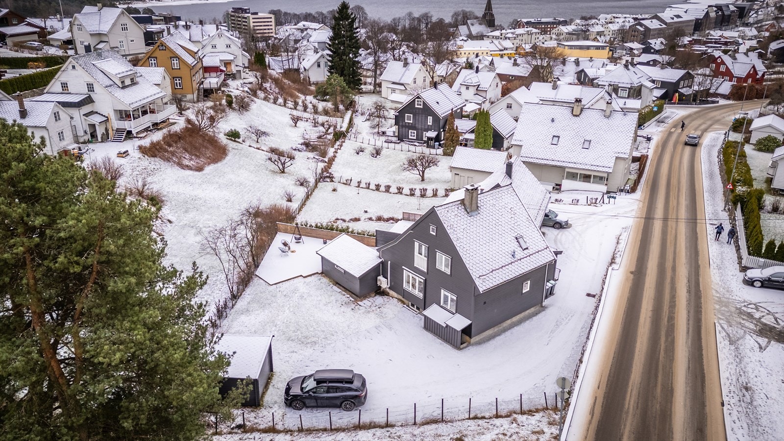 Med boligen får en stor uteplass med flere biloppstillingsplasser Galleribilde