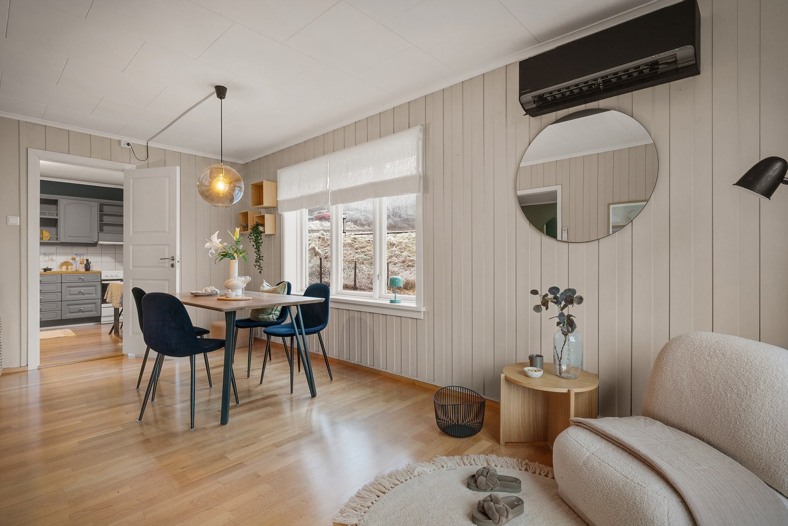 Flott stue i lyse farger med gode møbleringsmuligheter Galleribilde