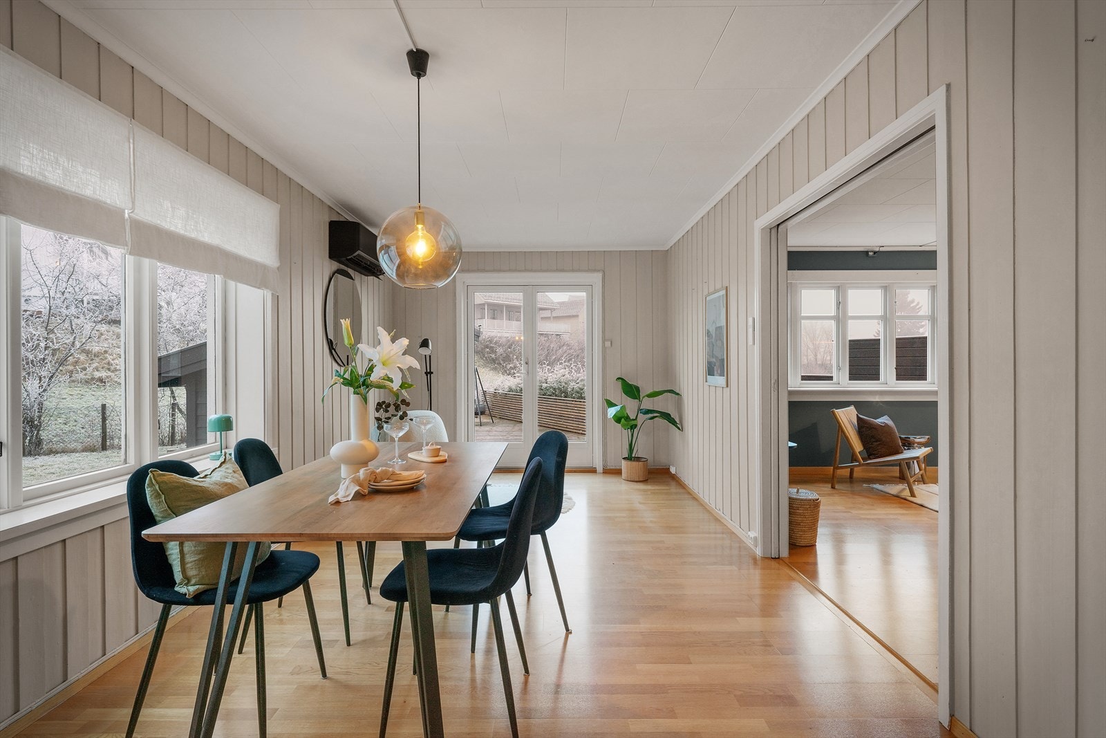 Store vindusflater og terrassedør som tar en direkte til utearealene Galleribilde