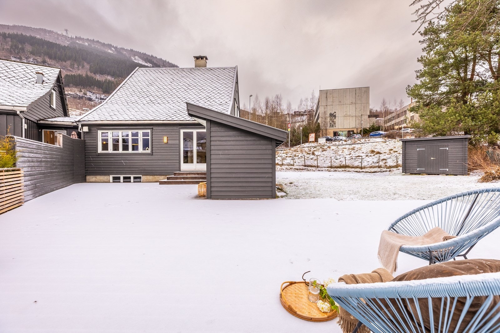 Boligen har enkel tilkomst fra Ringheimsvegen, og den store tomten med hageareal gir gode uteplasser for lek, hygge og aktivitet Galleribilde