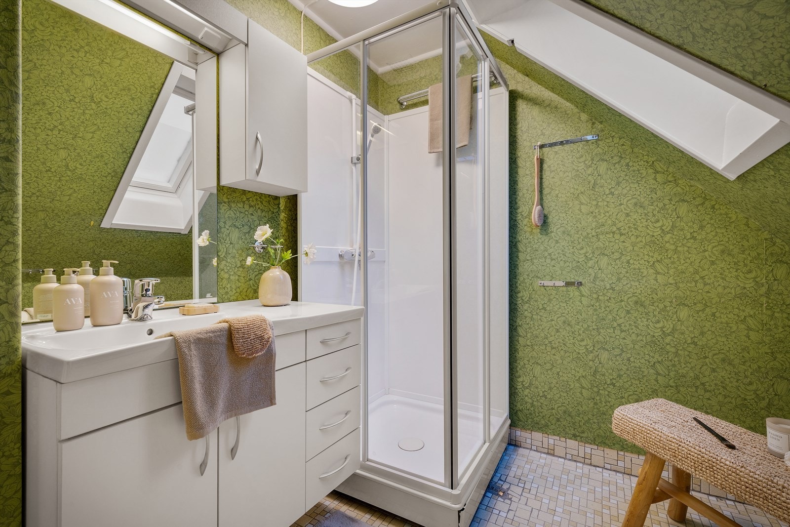 Baderommet er utstyrt med baderomsinnredning, toalett og dusjkabinett Galleribilde