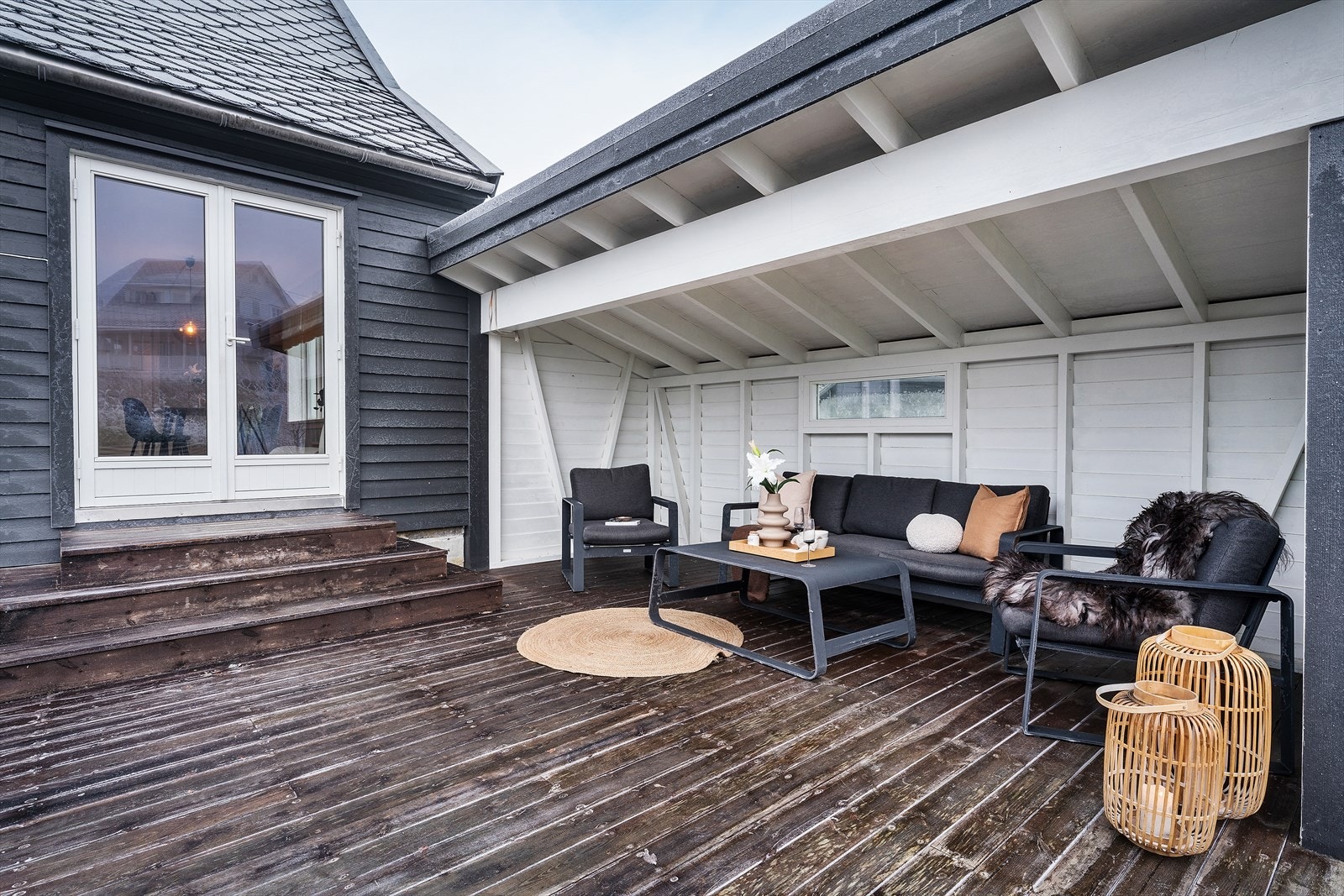 Ute har en flere sitteplasser og stort terrassedekke Galleribilde