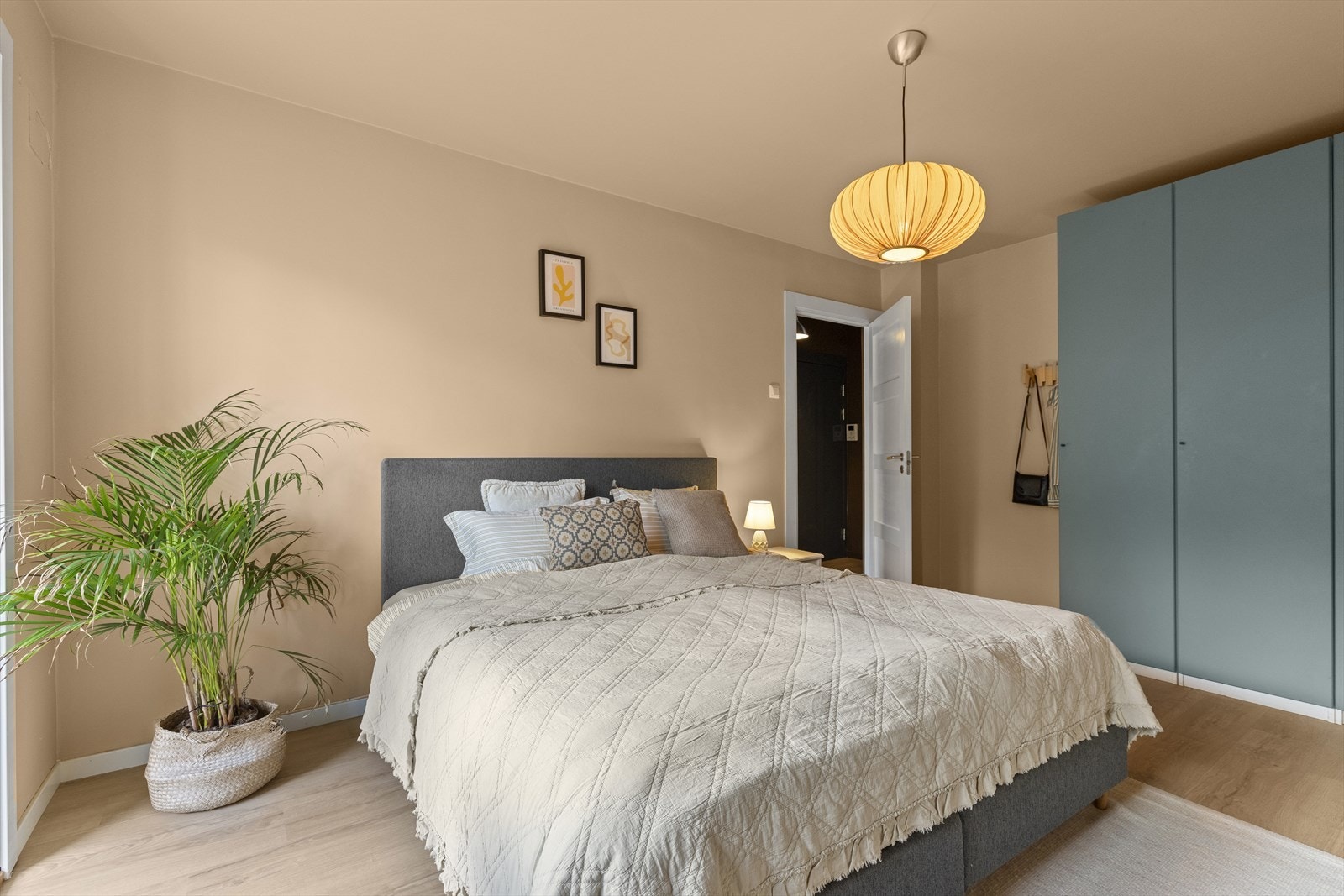 Flyttet og montert nye dører på garderobeskap på soverom i 2024. Galleribilde