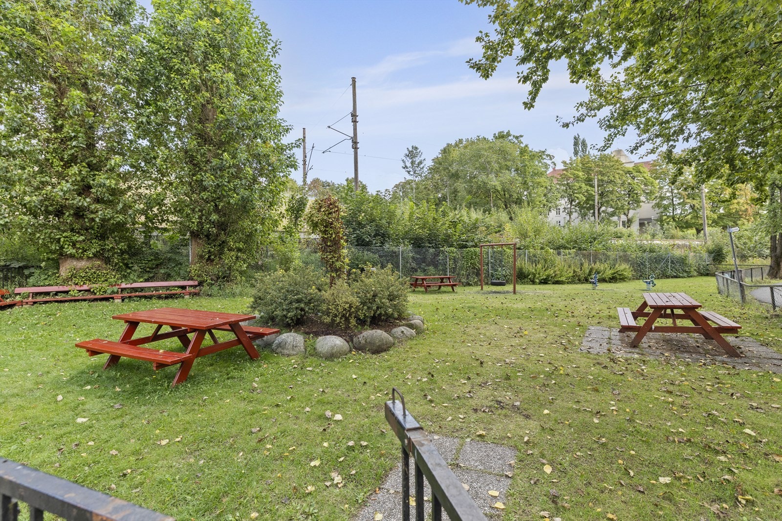 Tomten er opparbeidet med asfalterte gang- og stikkveier, sittegrupper, trær og variert vegetasjon. Galleribilde