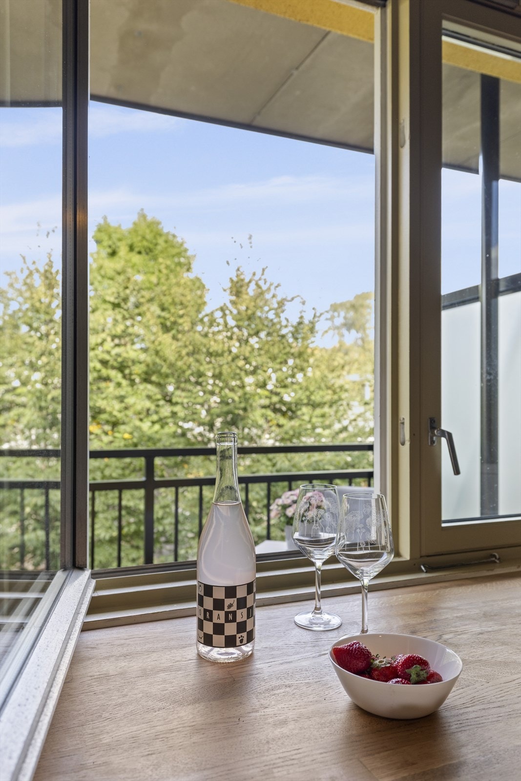 Pusset og oljet benkeplate på kjøkken i 2024. Galleribilde