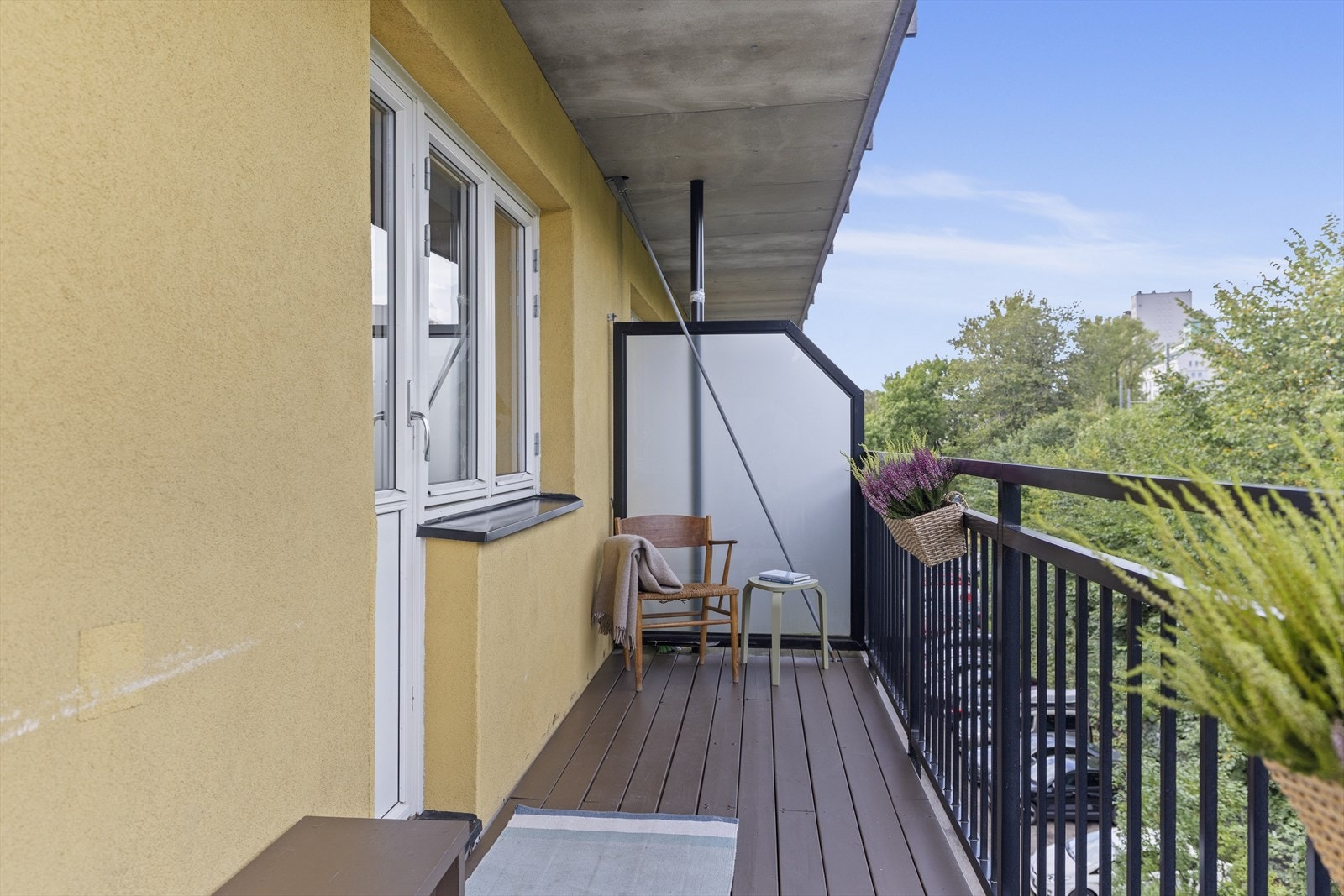 Pusset og malt balkongen i 2024. Galleribilde